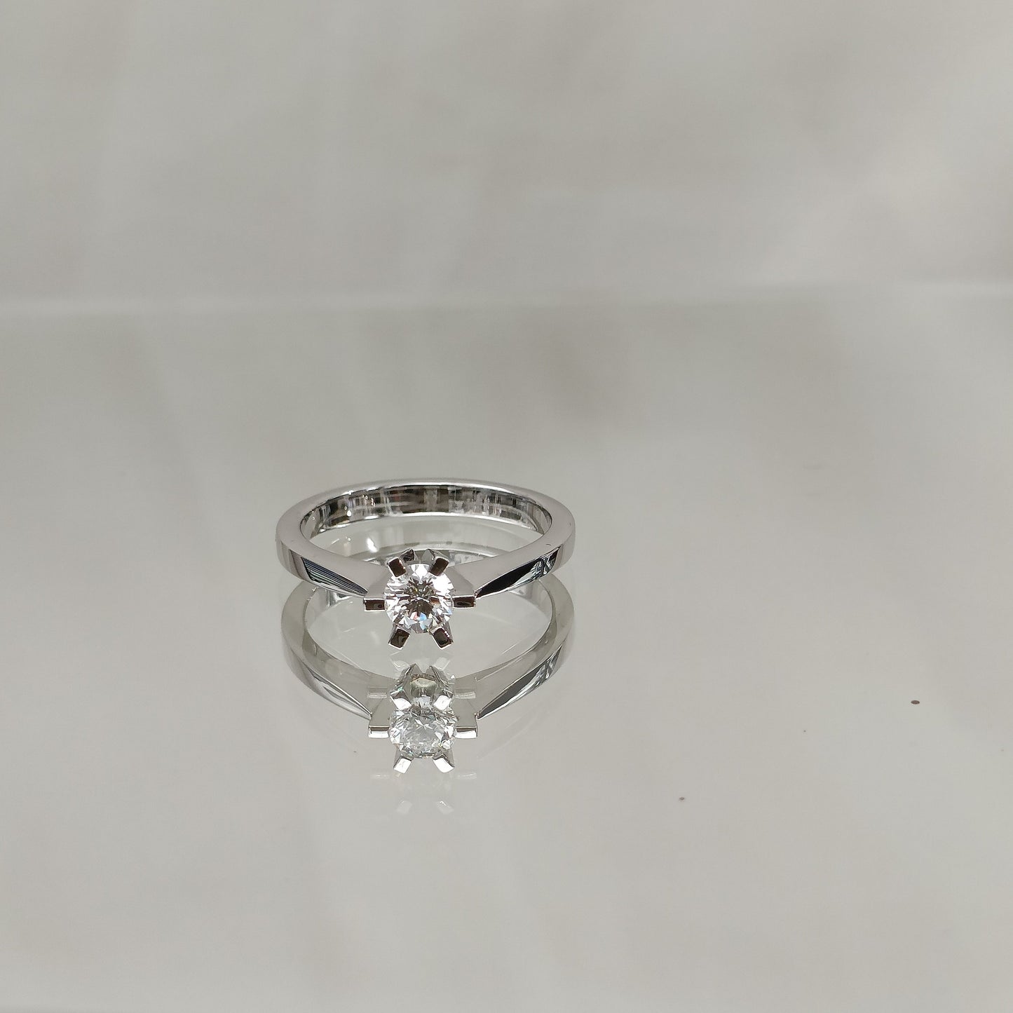 Eksklusiv! Enstens diamantring 0.40ct River VVS2
