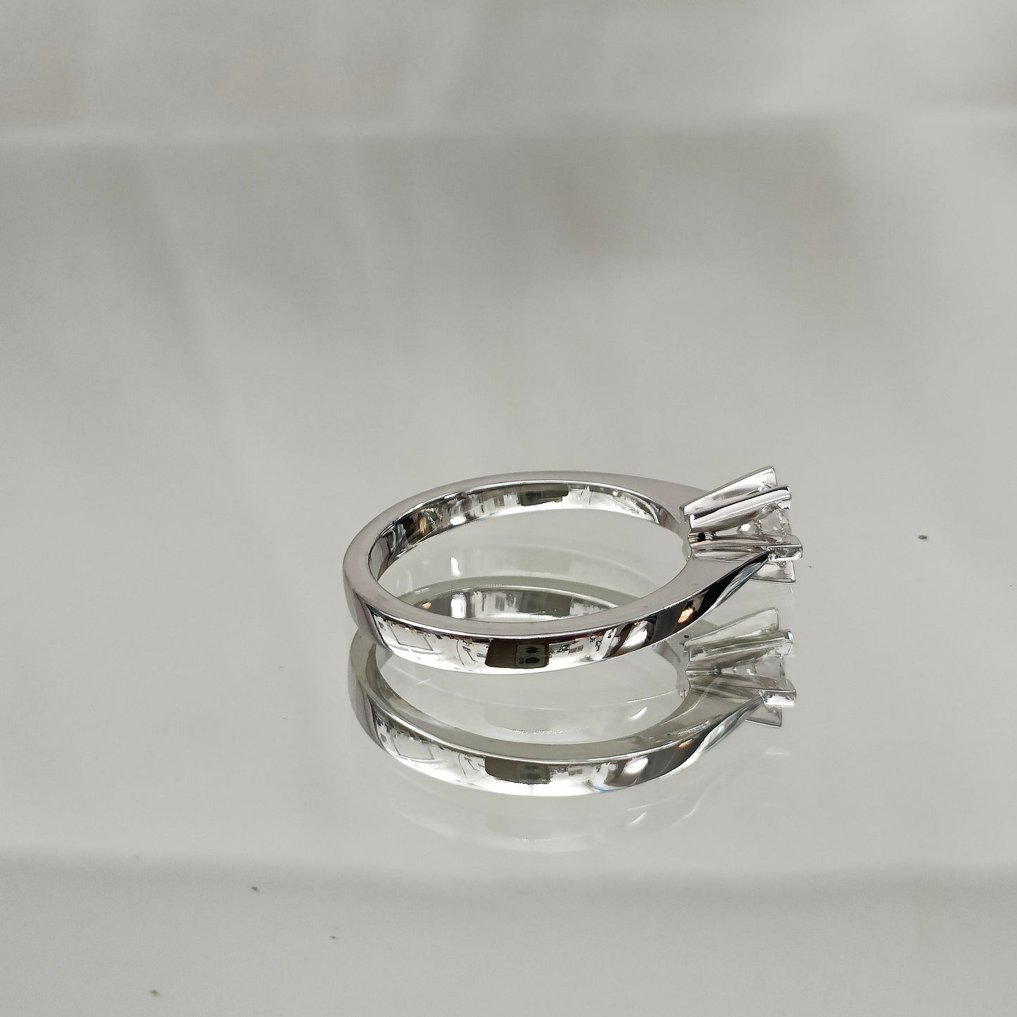 Eksklusiv! Enstens diamantring 0.40ct River VVS2