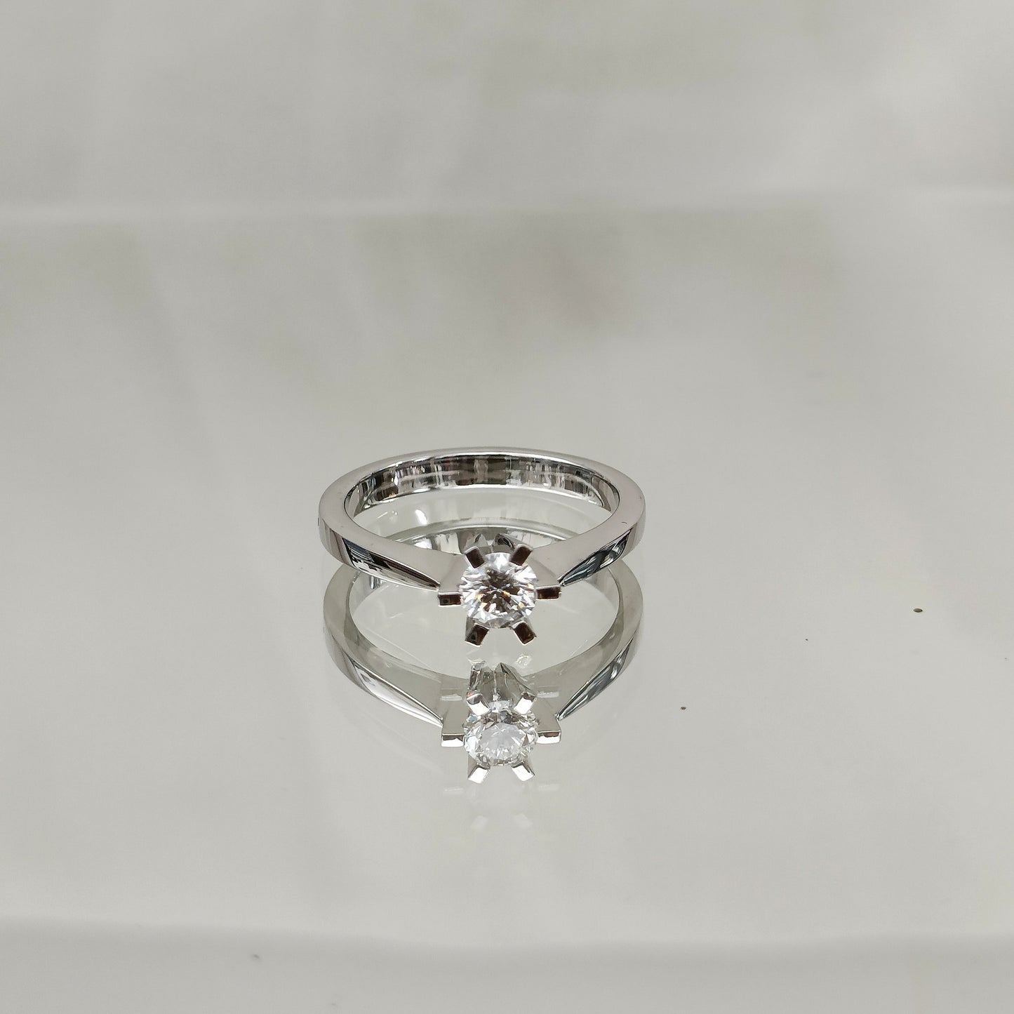 Eksklusiv! Enstens diamantring 0.40ct River VVS2