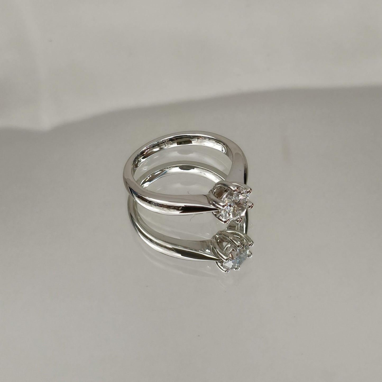 Eksklusiv! Enstens diamantring 0.80ct River VVS