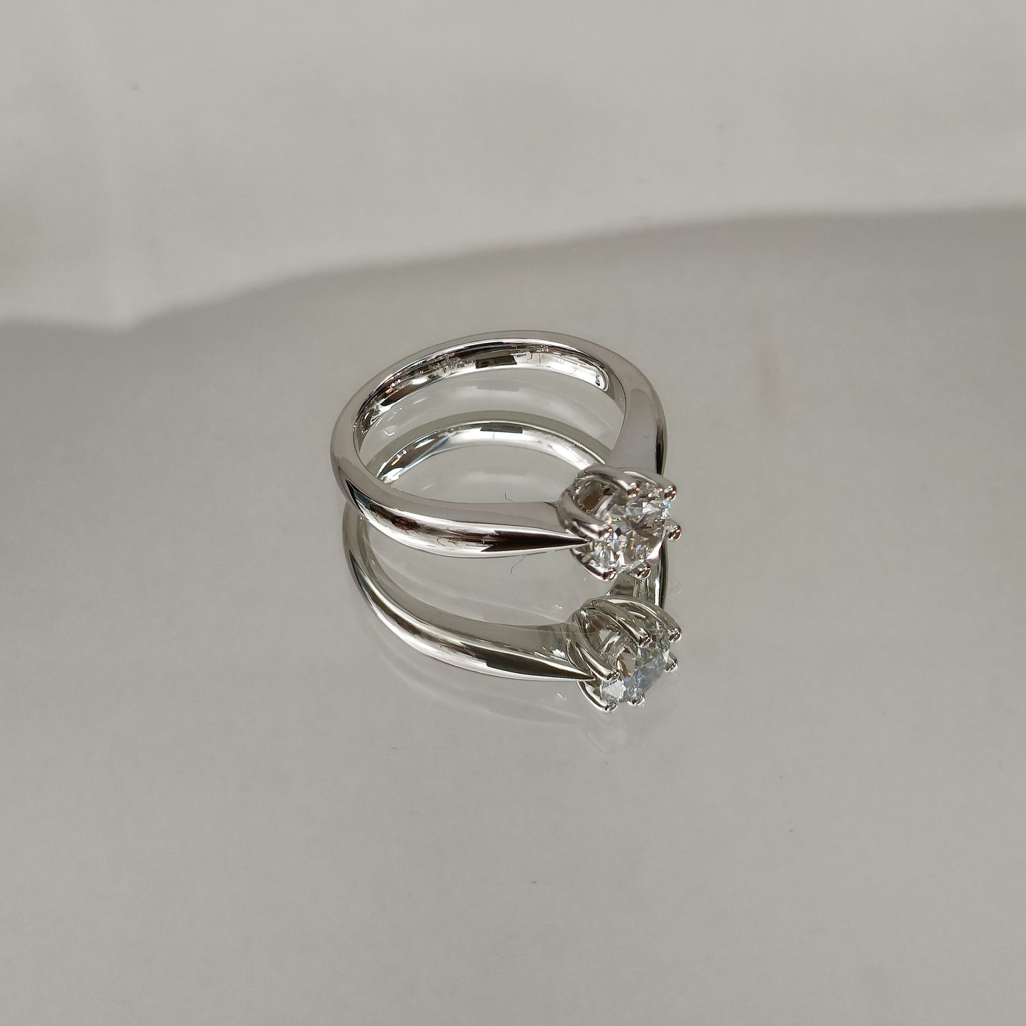 Eksklusiv! Enstens diamantring 0.80ct River VVS
