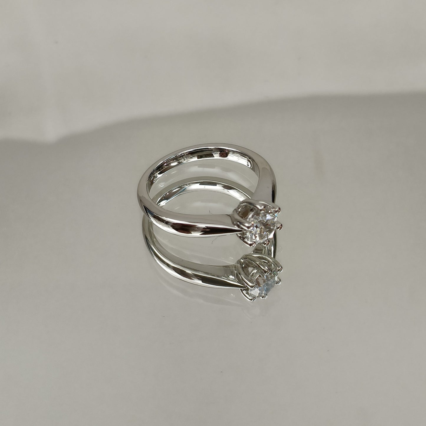 Eksklusiv! Enstens diamantring 0.80ct River VVS
