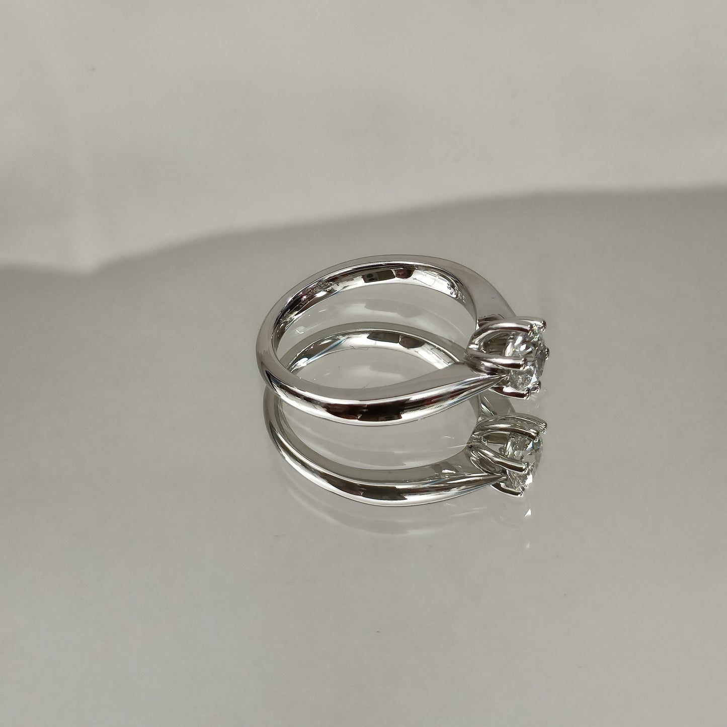 Eksklusiv! Enstens diamantring 0.80ct River VVS