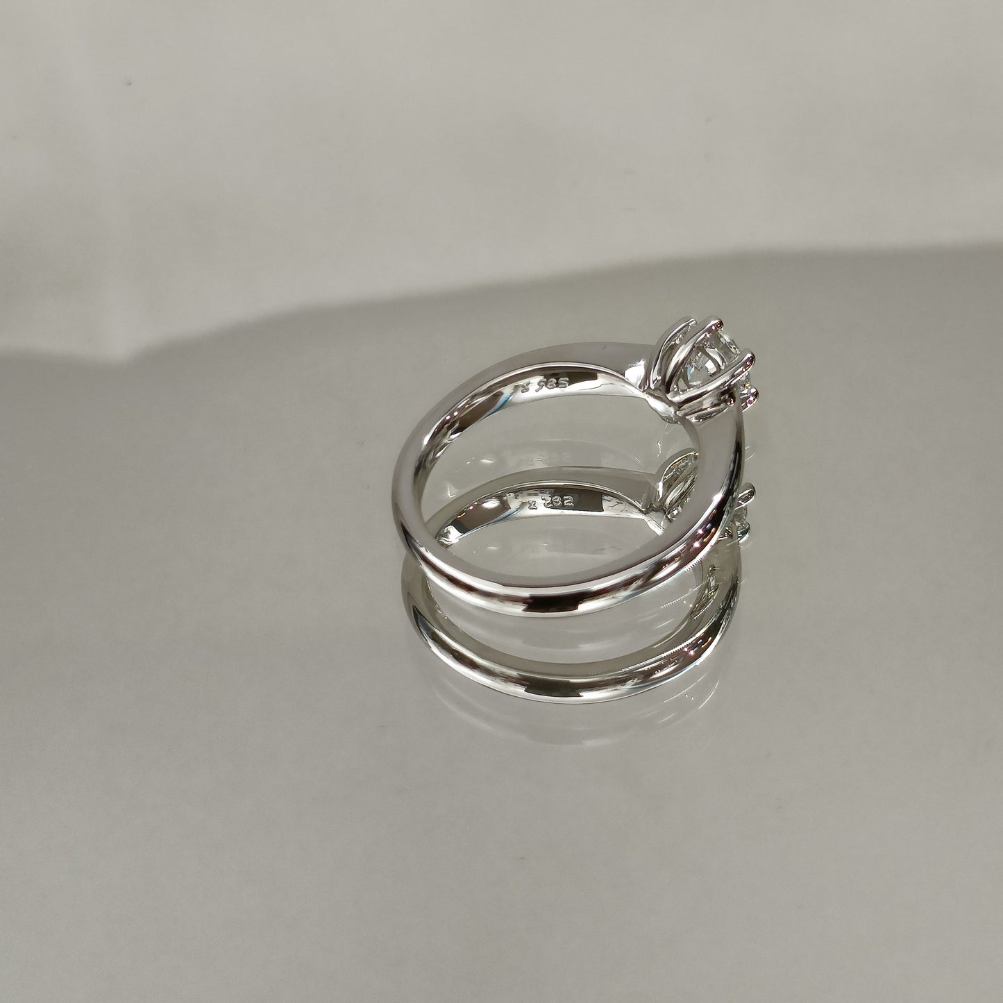 Eksklusiv! Enstens diamantring 0.80ct River VVS