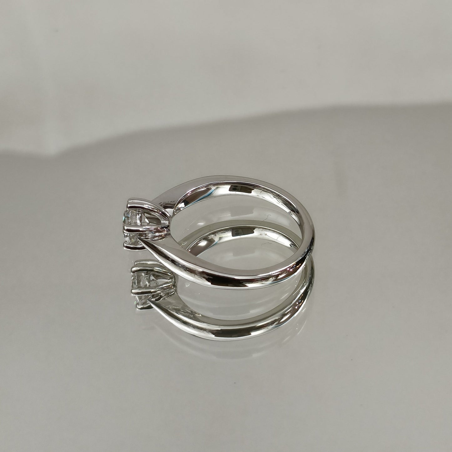 Eksklusiv! Enstens diamantring 0.80ct River VVS