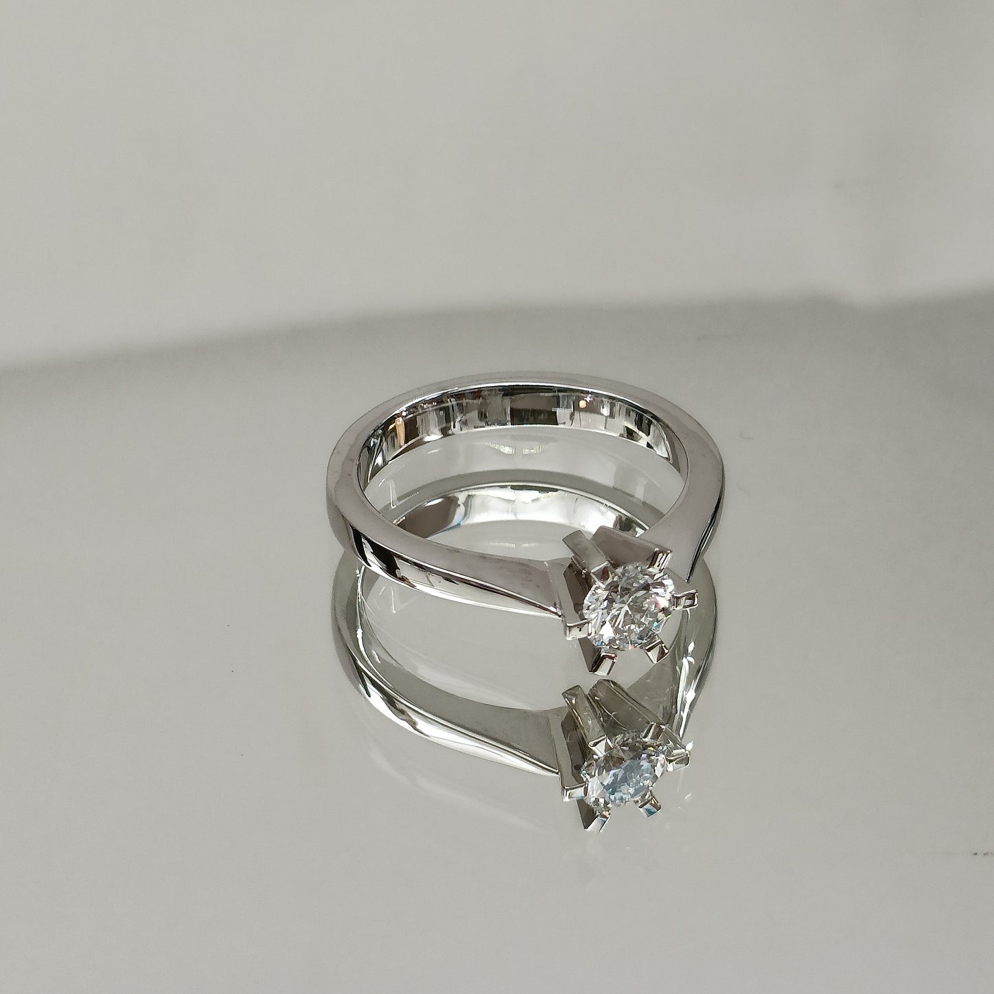Eksklusiv! Enstens diamantring 0.50ct River VVS
