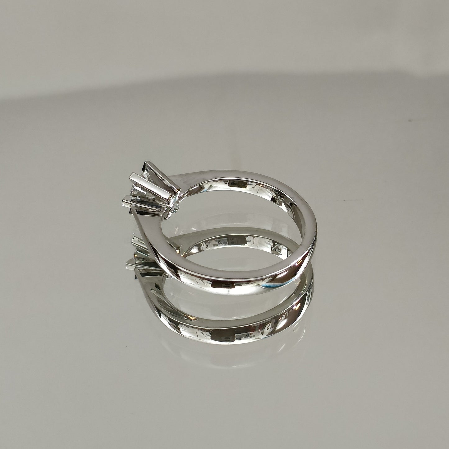 Eksklusiv! Enstens diamantring 0.50ct River VVS