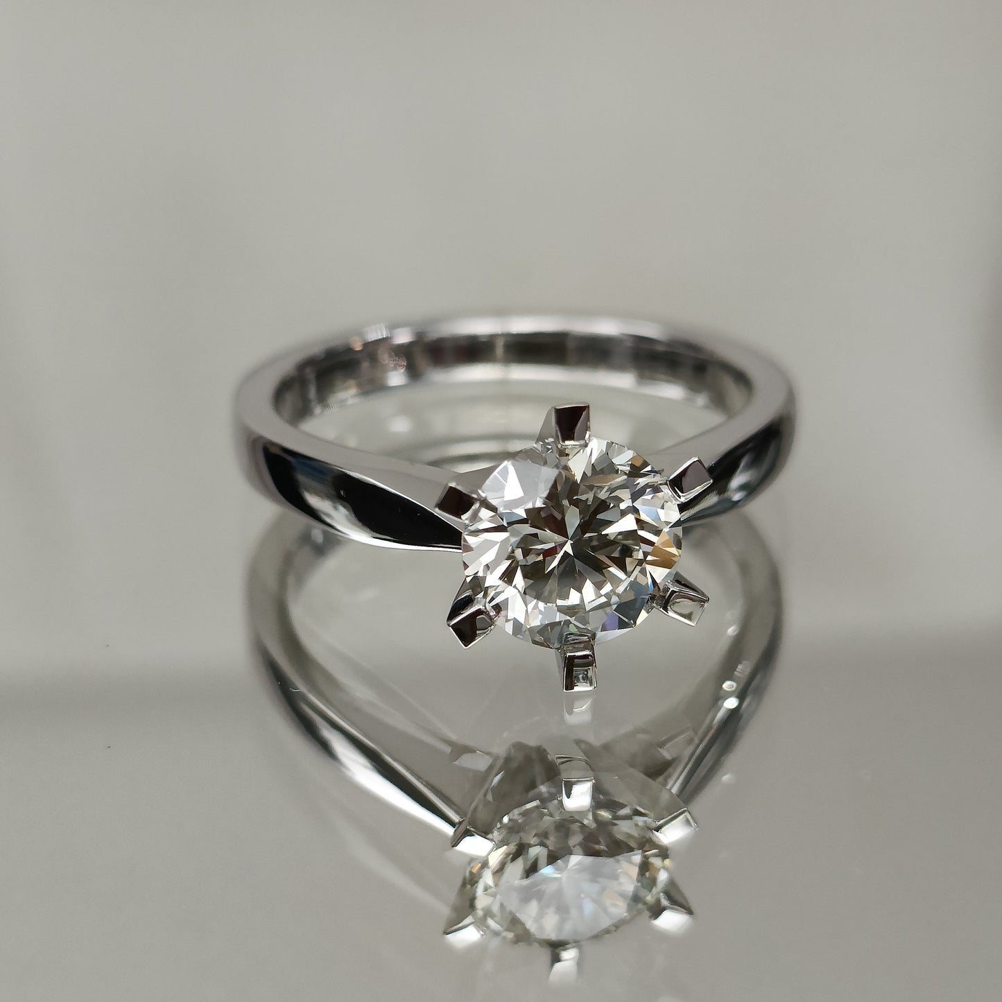 Eksklusiv! Enstens diamantring 1.60ct K VVS2