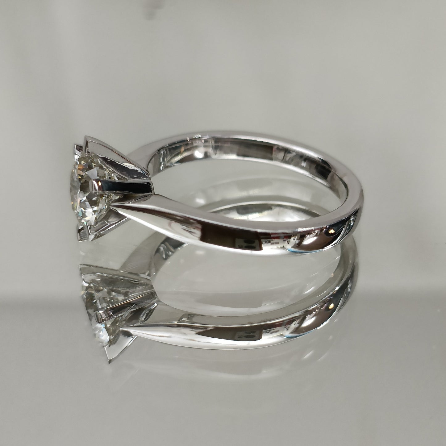 Eksklusiv! Enstens diamantring 1.60ct K VVS2