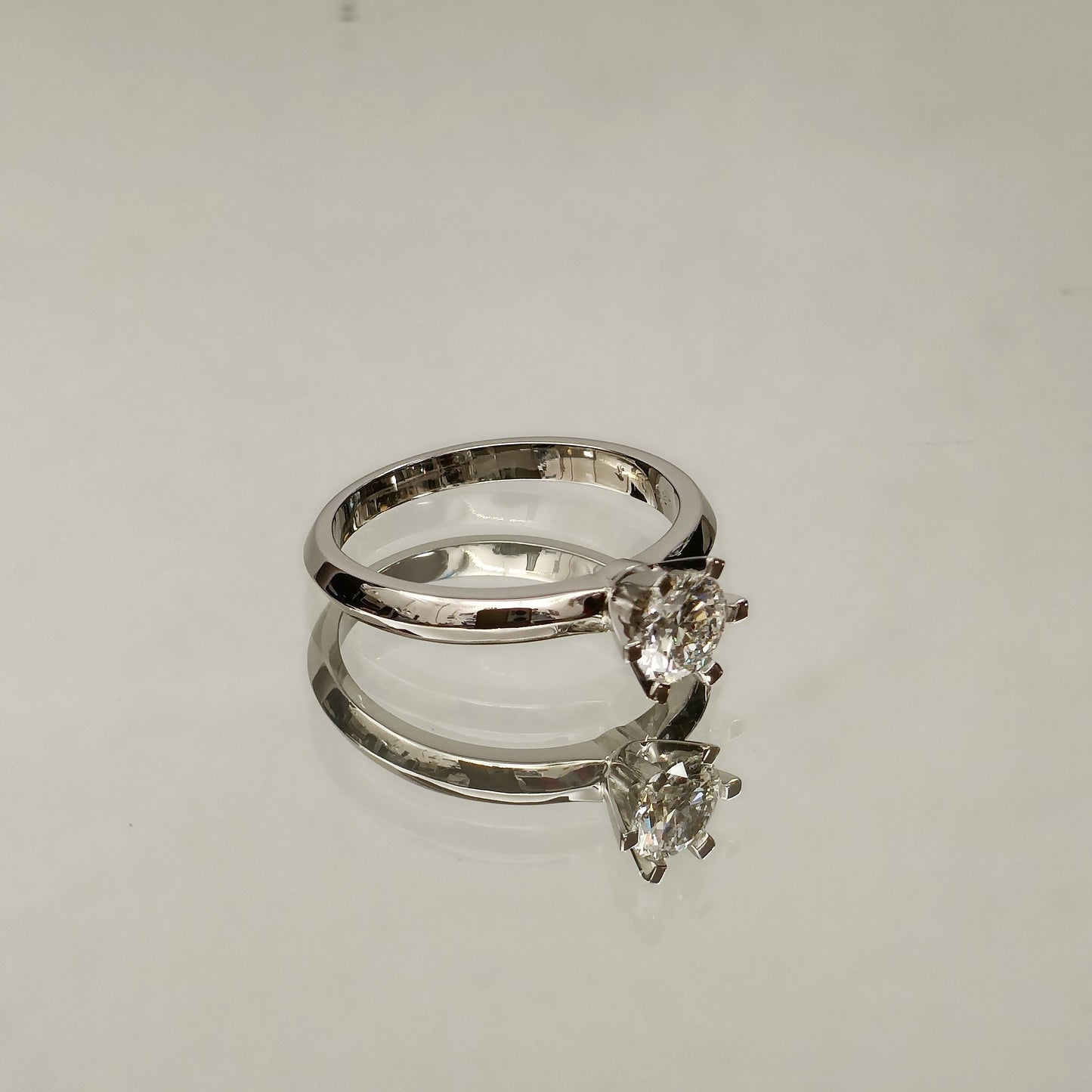 Eksklusiv! Enstens diamantring 0.65ct River VVS1