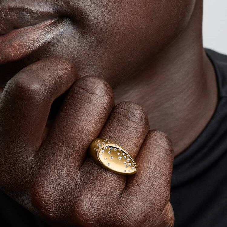 Pandora Oval kuppelformet signetring satt med steiner