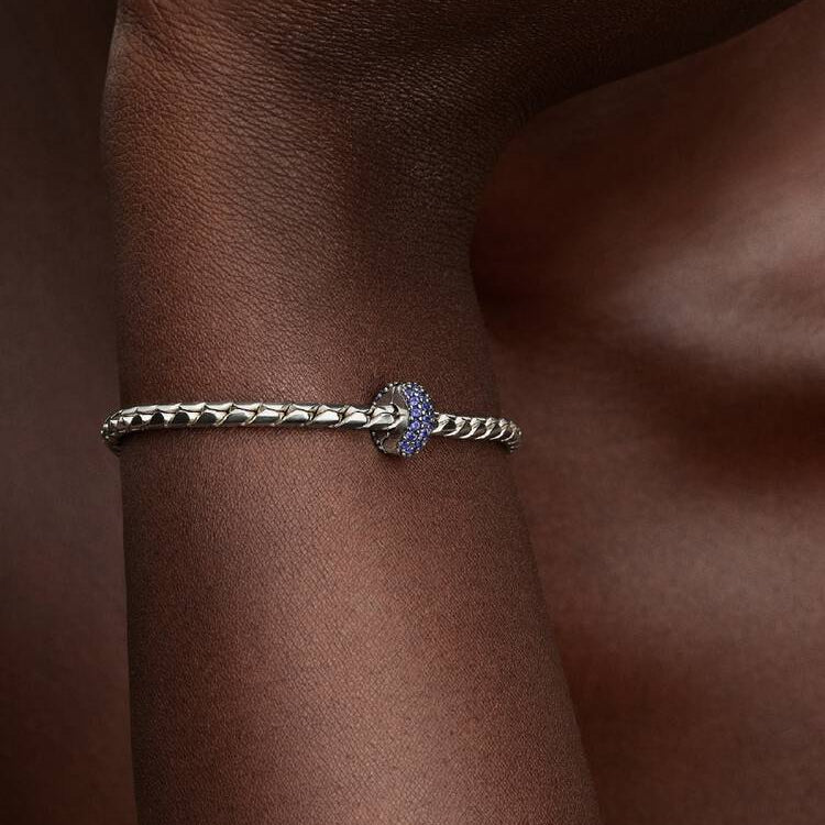 Pandora Klemmecharm, Kongeblå stein