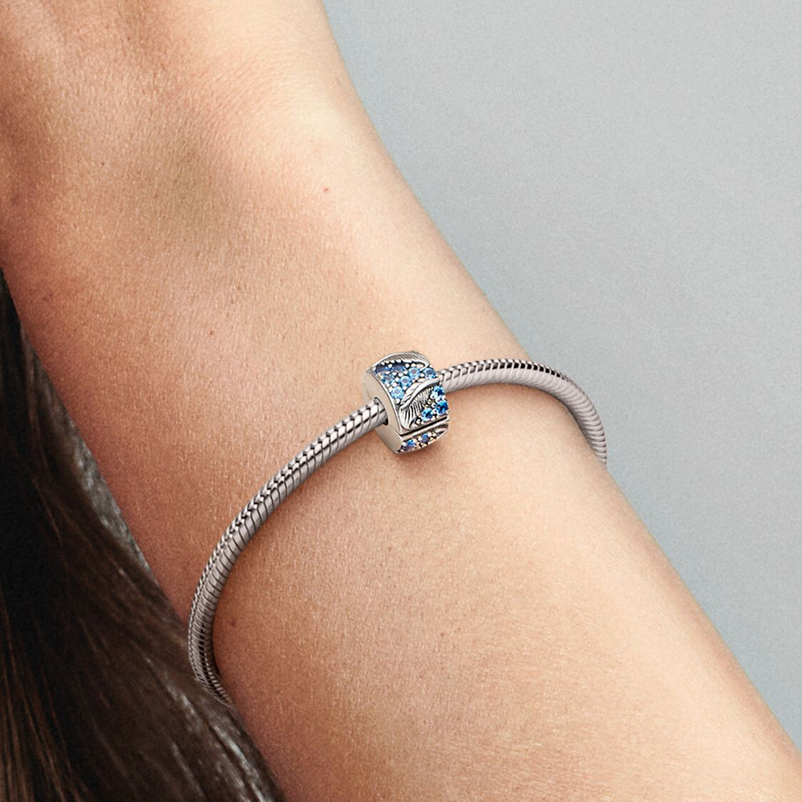 Pandora Fjær og pavé klemmecharm