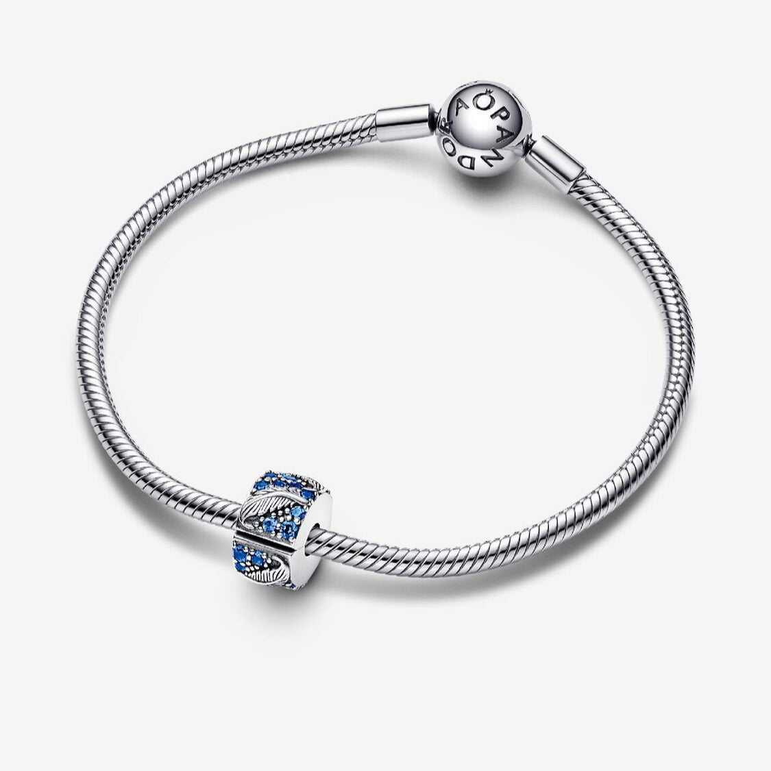 Pandora Fjær og pavé klemmecharm