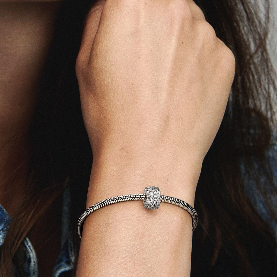 Pandora Funklende trippel rad pavé Charm