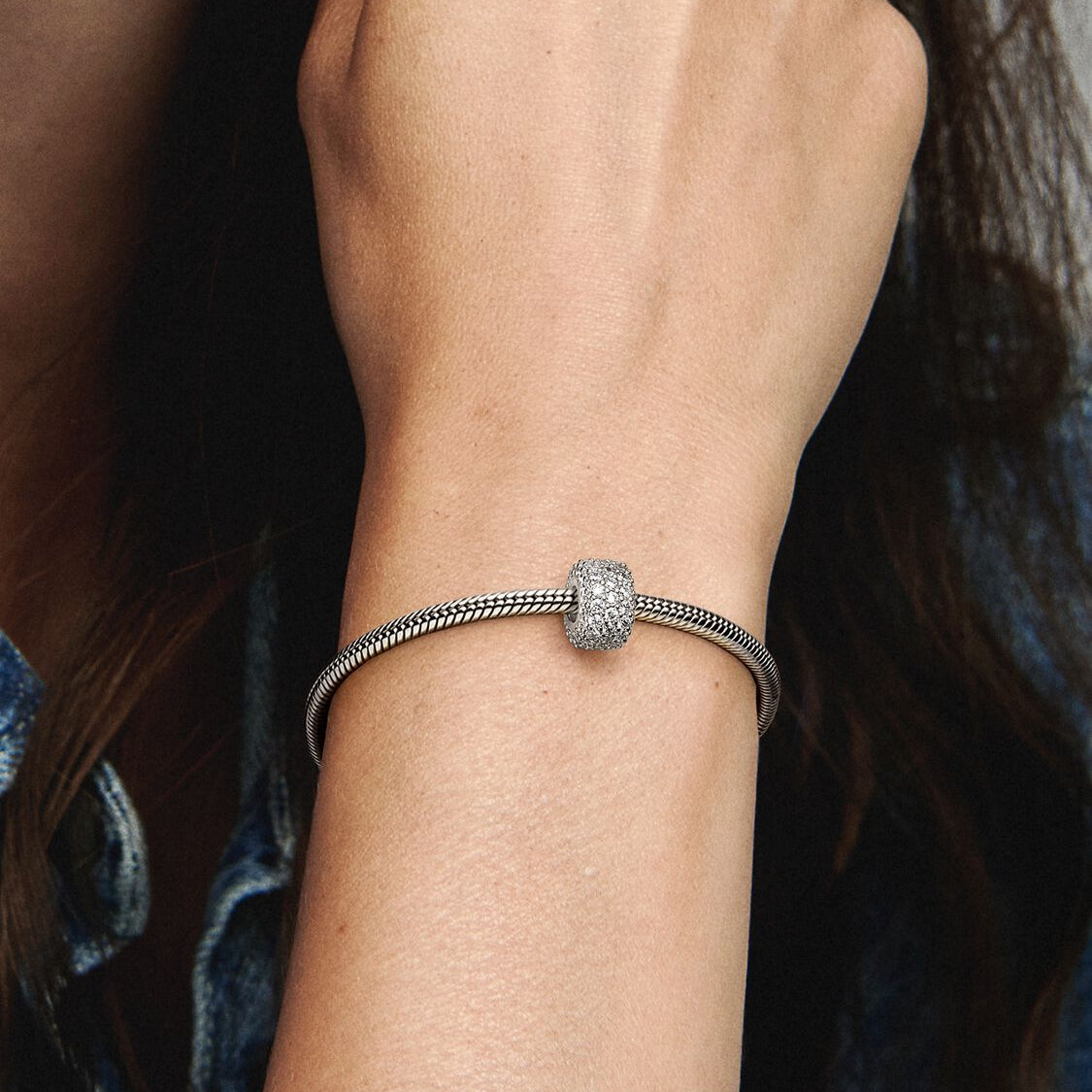 Pandora Funklende trippel rad pavé Charm