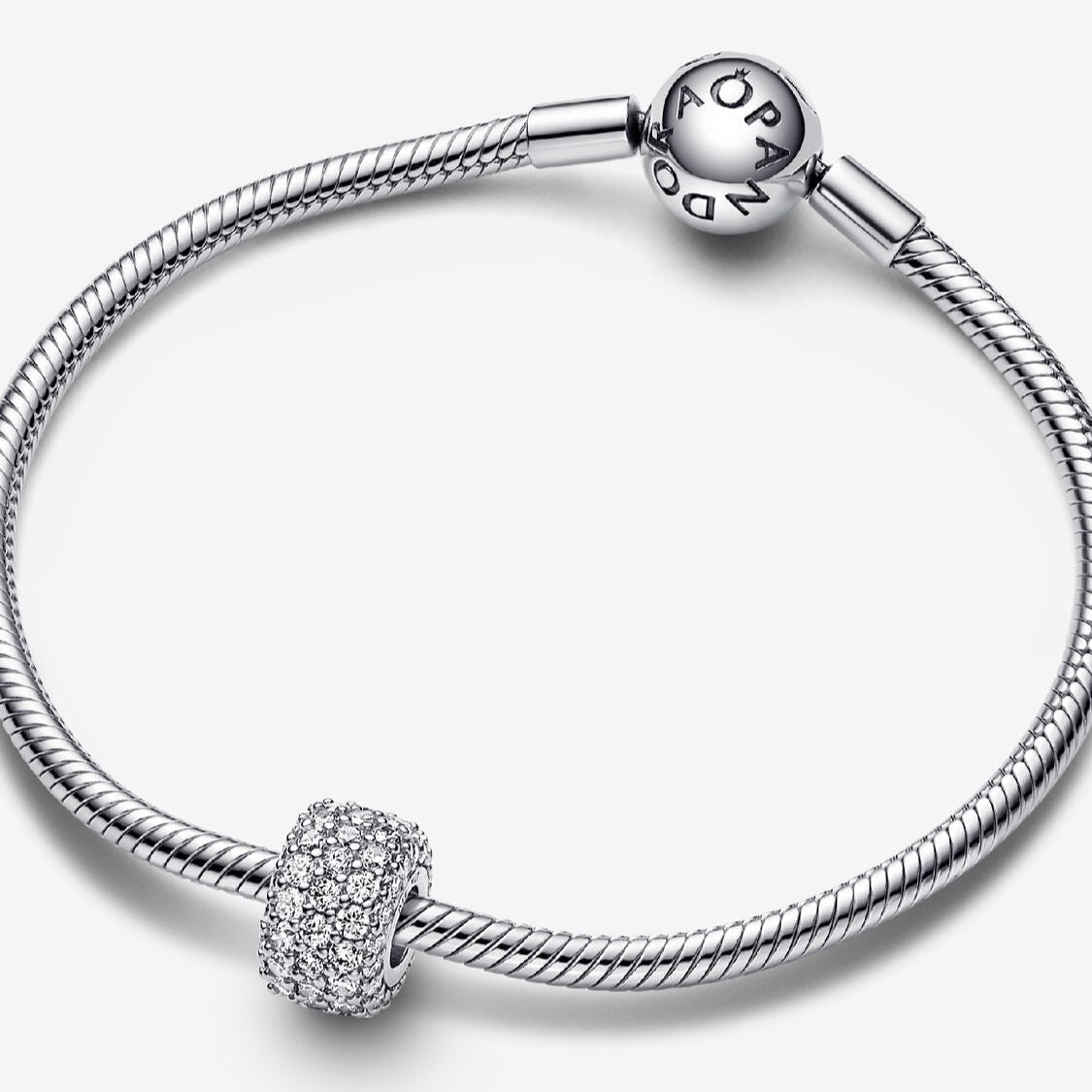 Pandora Funklende trippel rad pavé Charm