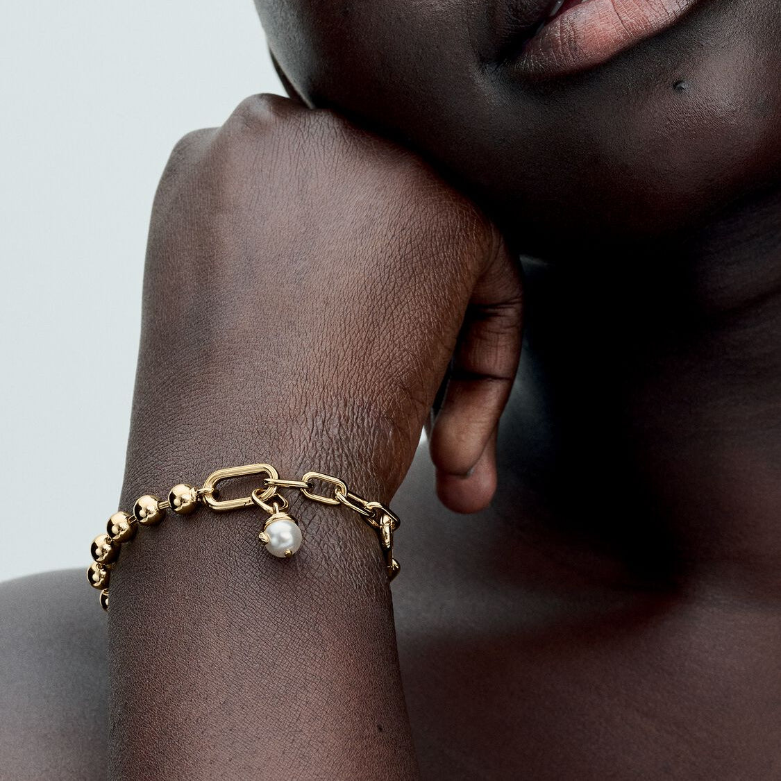 Pandora ME Perlemorskimrende slange charm