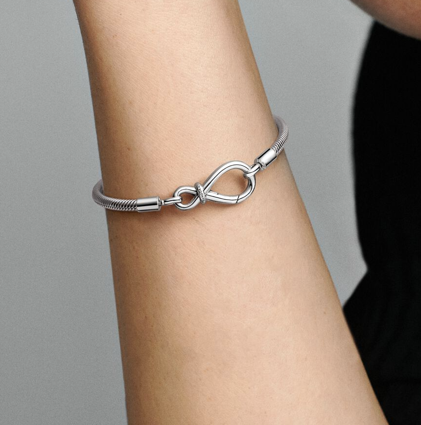 Pandora Moments "evighetsknute" armbånd