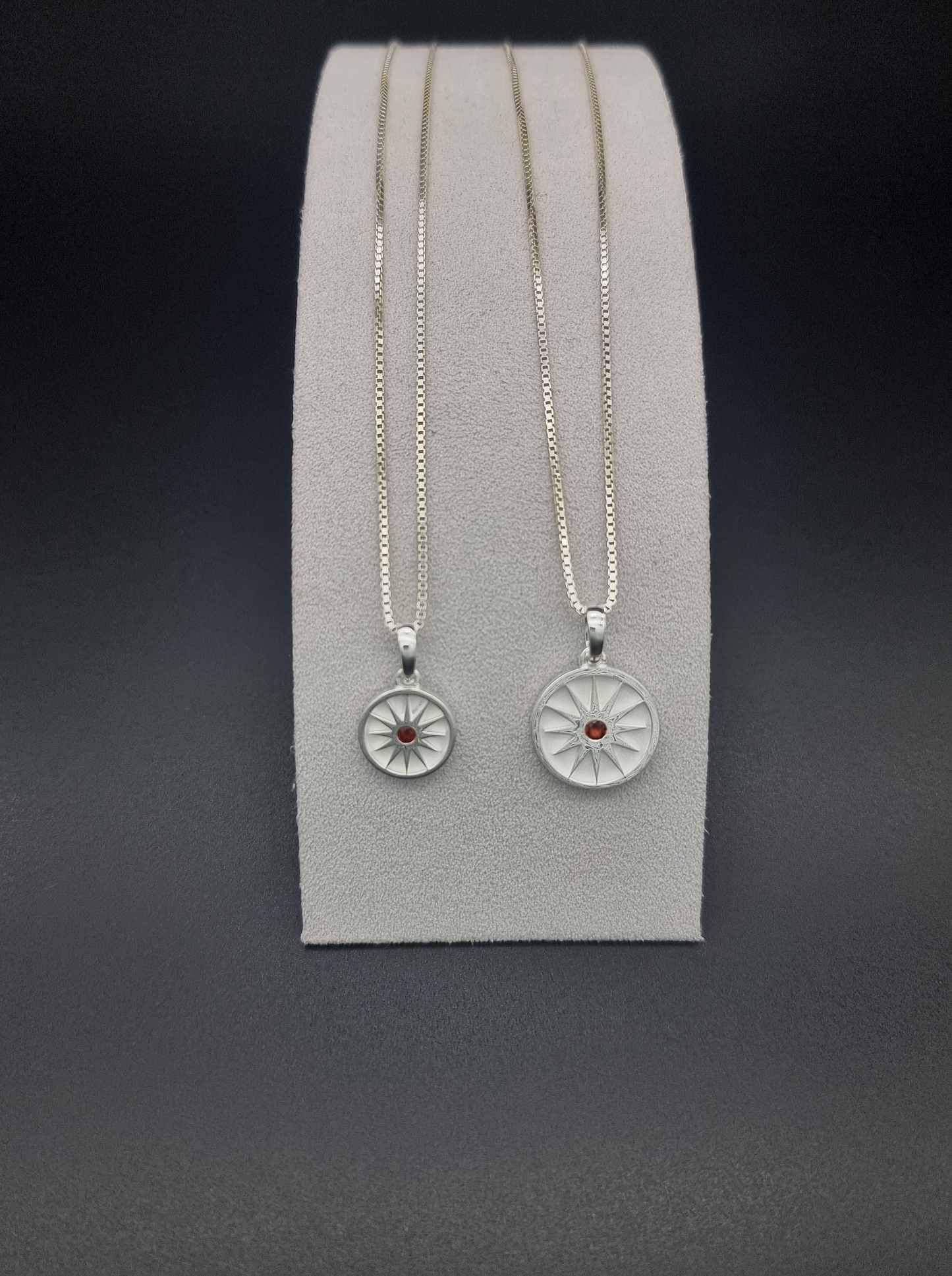 Mjellesmykket: Anheng med kjede, medium