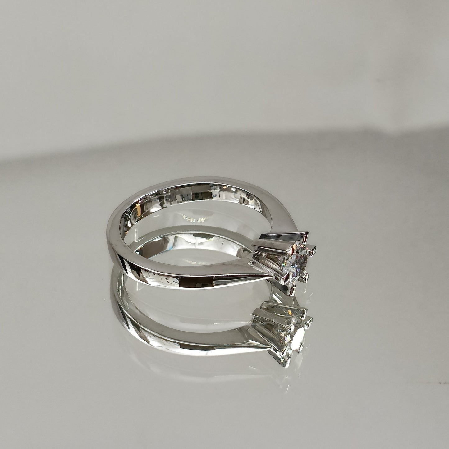 Eksklusiv! Enstens diamantring 0.50ct River VVS
