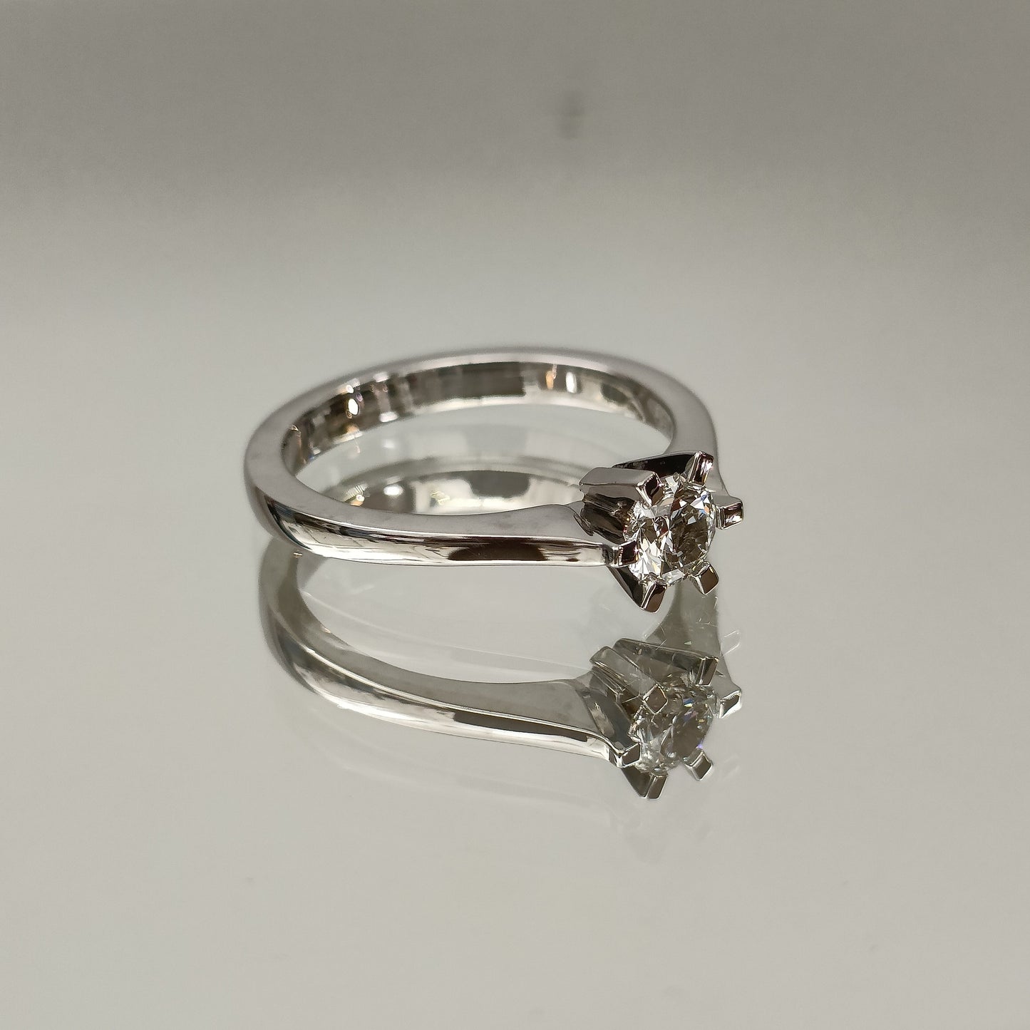 Eksklusiv! Enstens diamantring 0.52ct River VVS2