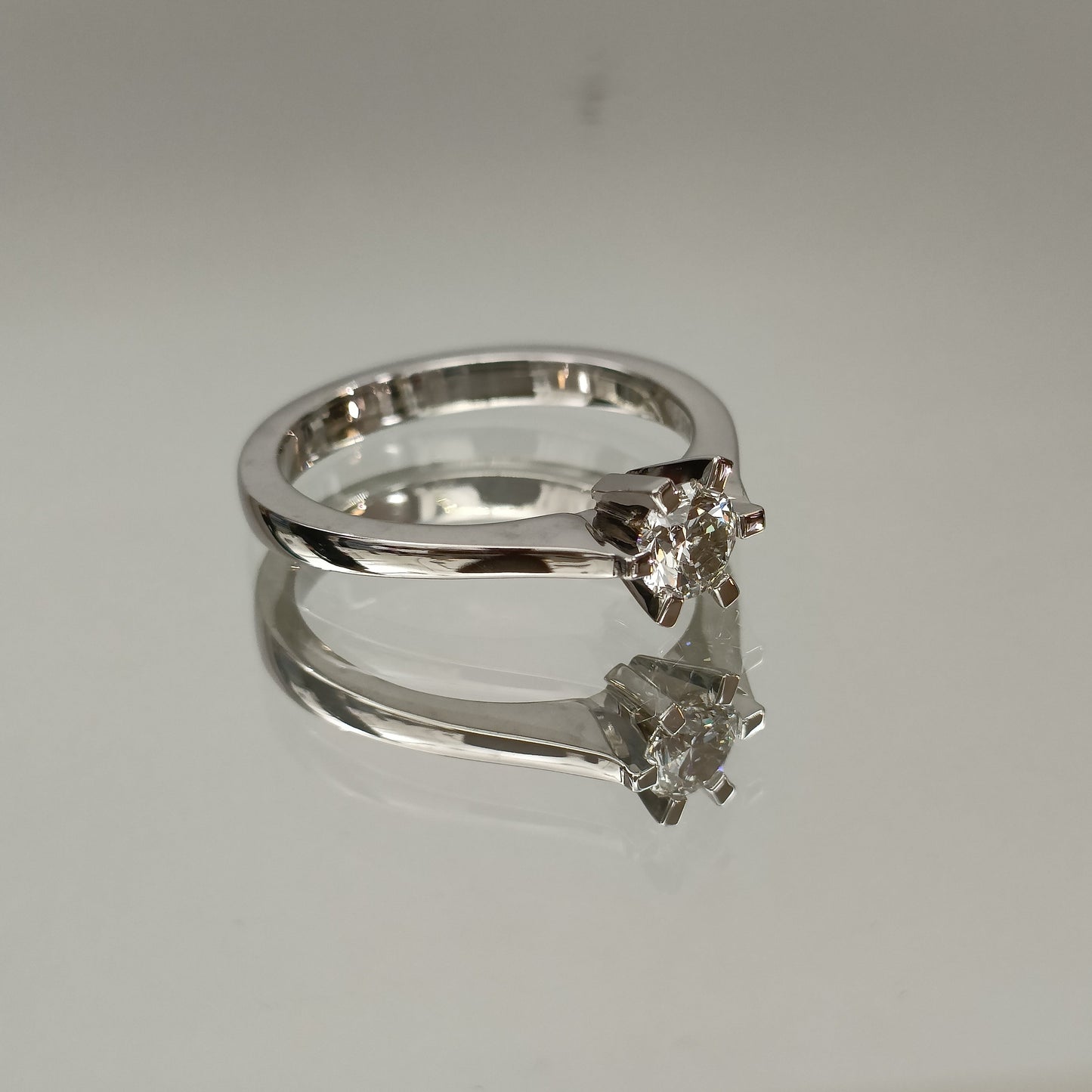 Eksklusiv! Enstens diamantring 0.52ct River VVS2