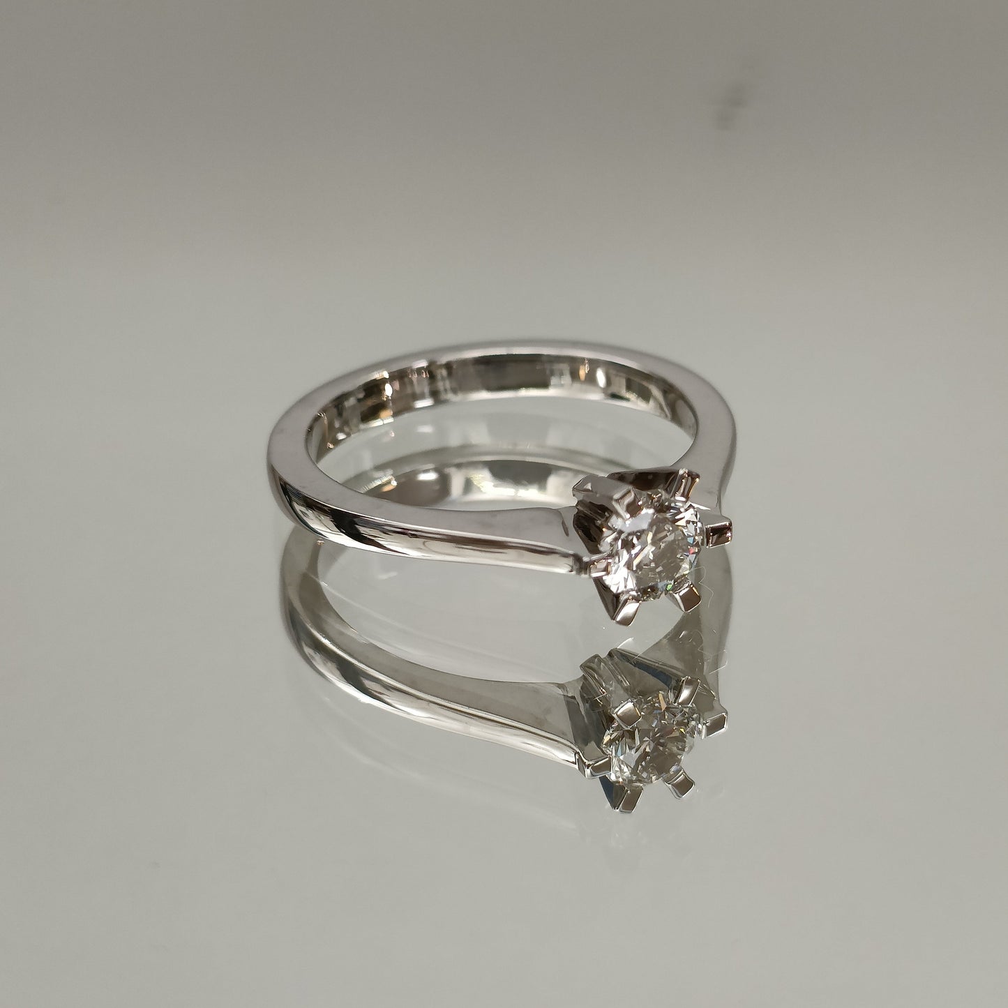 Eksklusiv! Enstens diamantring 0.52ct River VVS2