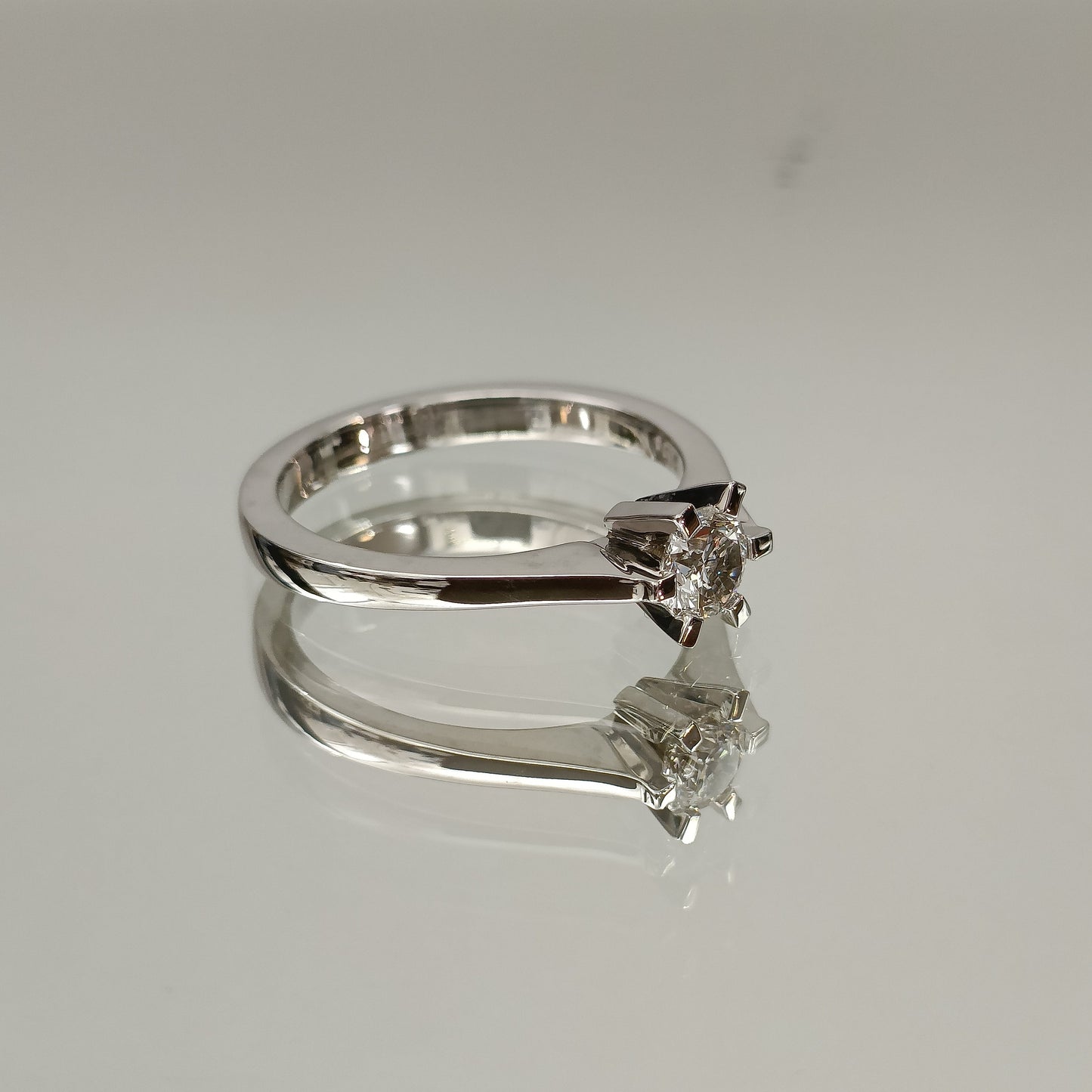 Eksklusiv! Enstens diamantring 0.52ct River VVS2