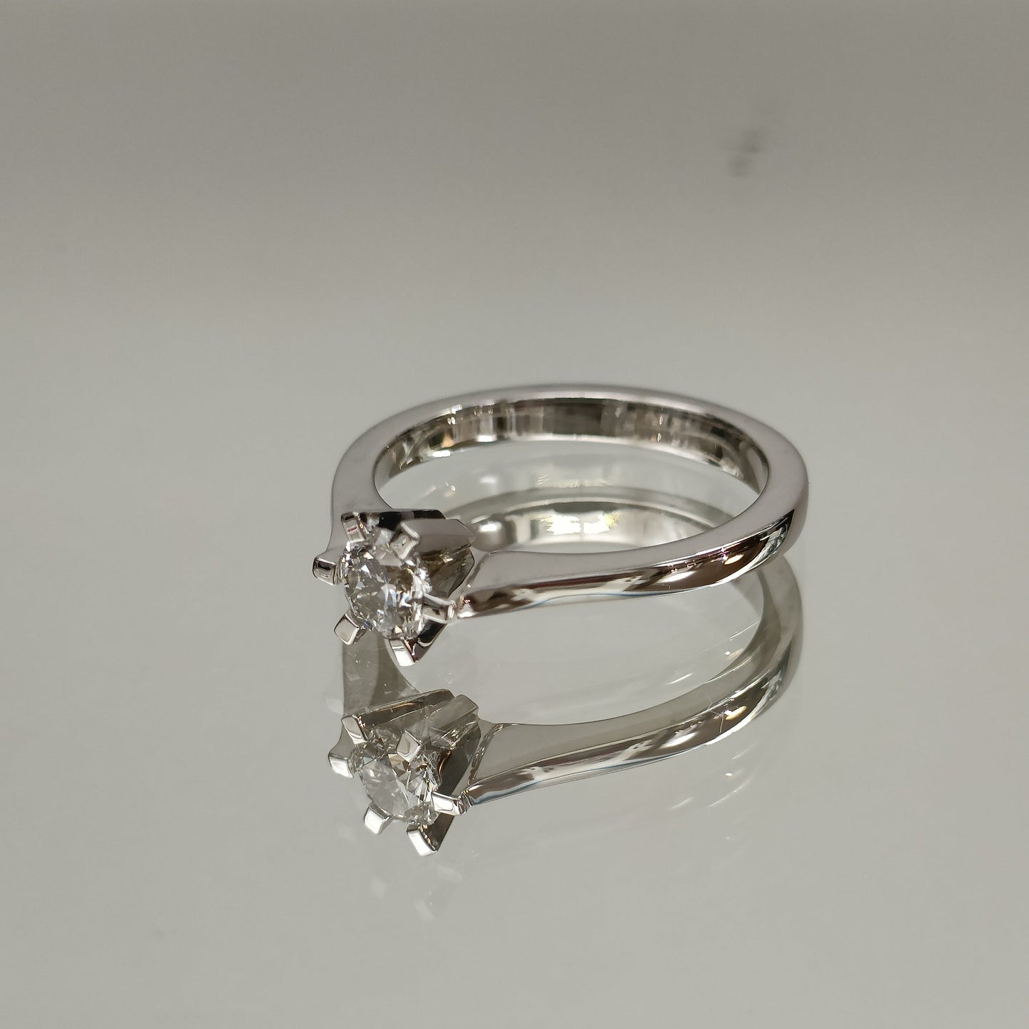 Eksklusiv! Enstens diamantring 0.52ct River VVS2