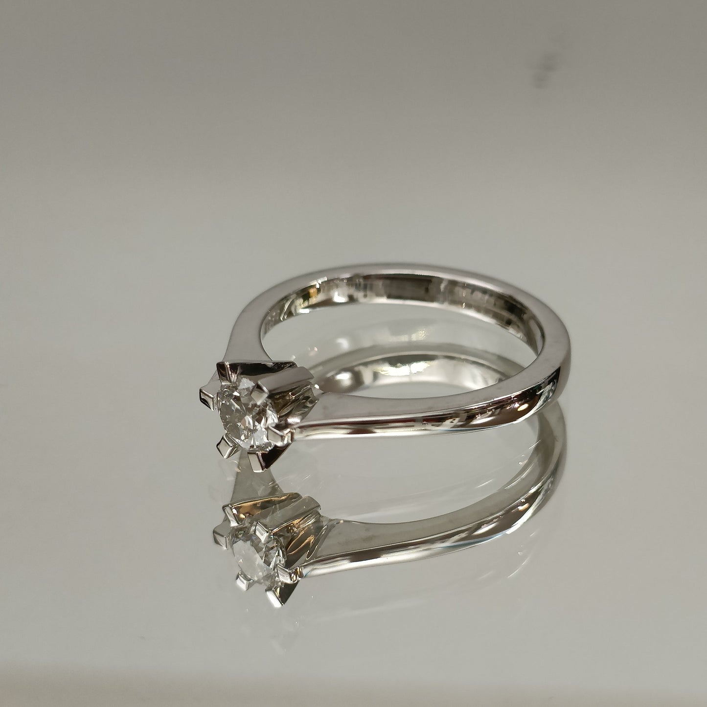 Eksklusiv! Enstens diamantring 0.52ct River VVS2