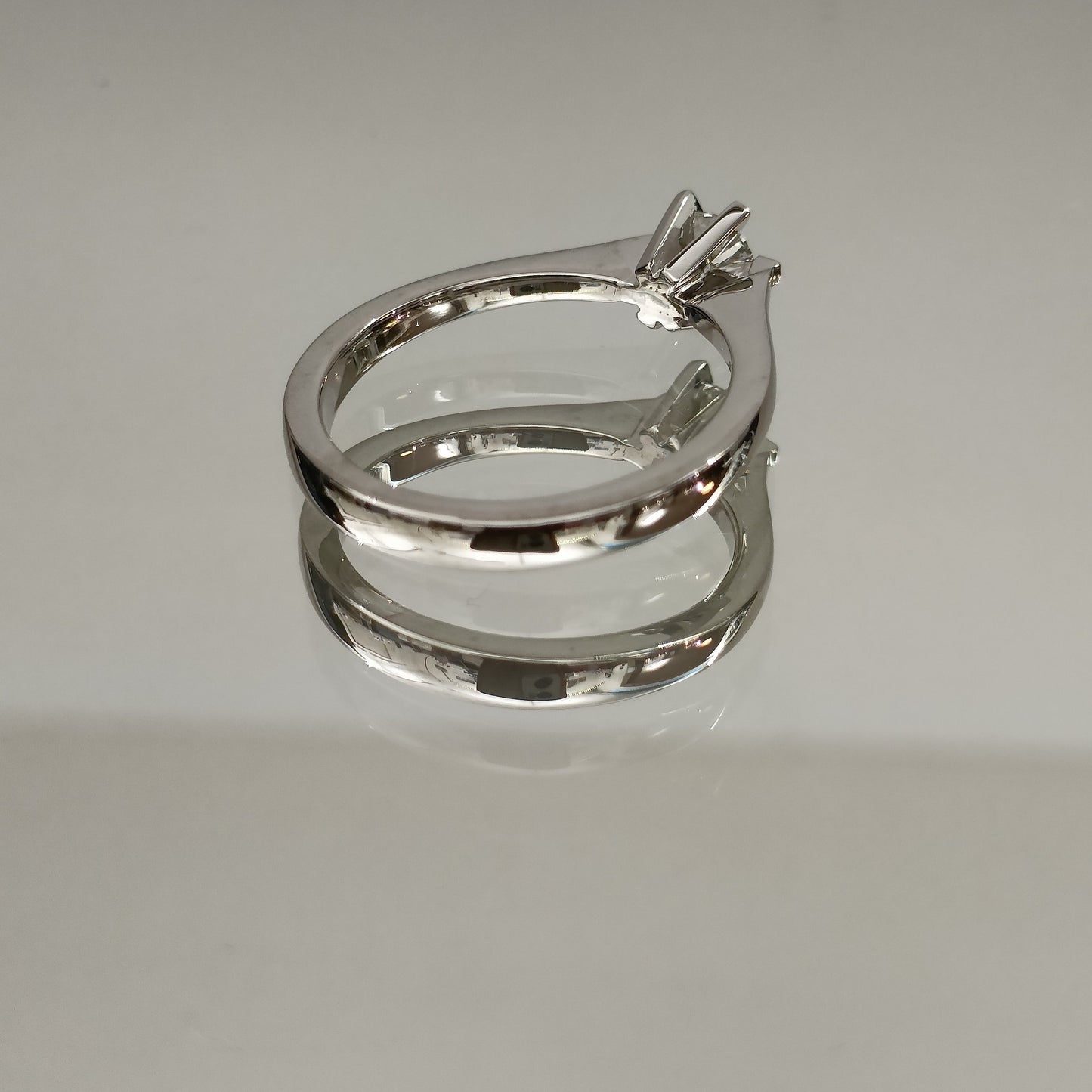 Eksklusiv! Enstens diamantring 0.52ct River VVS2