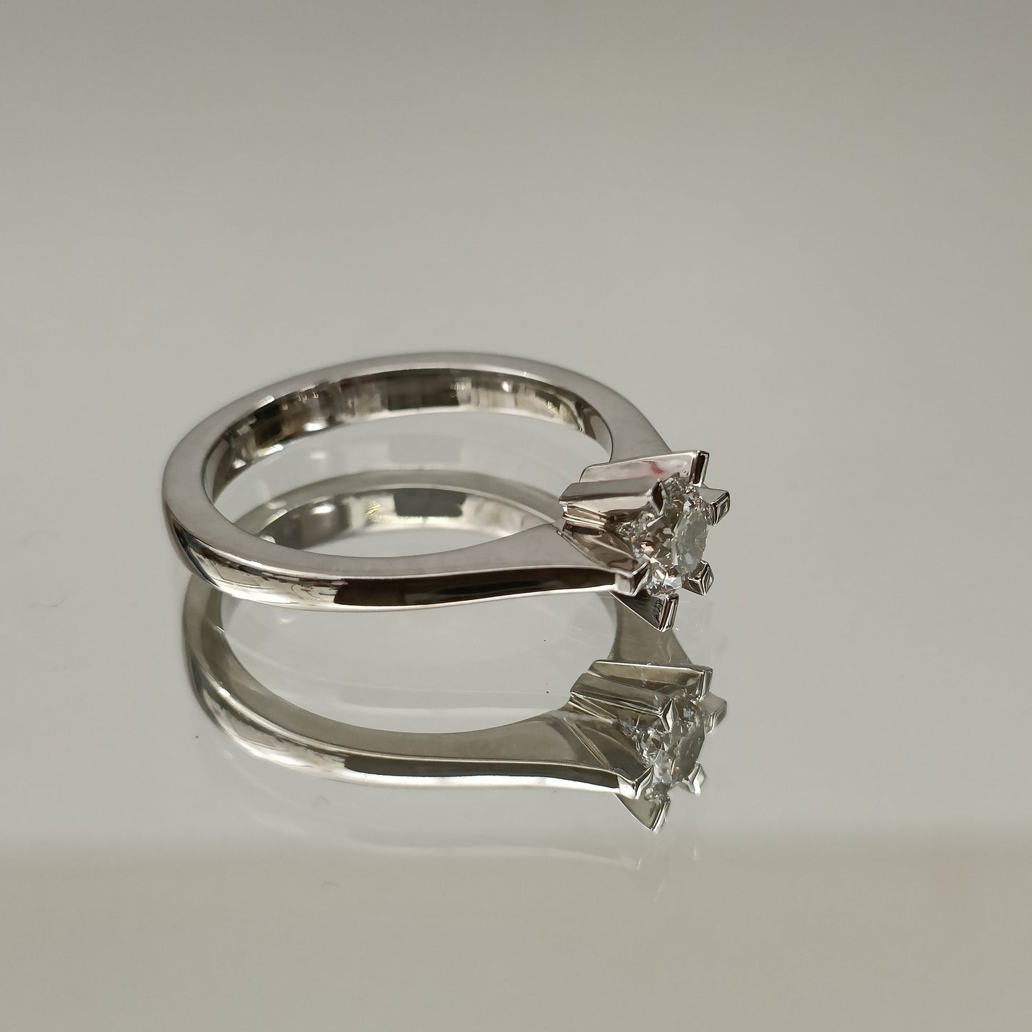 Eksklusiv! Enstens diamantring 0.51ct River VVS1