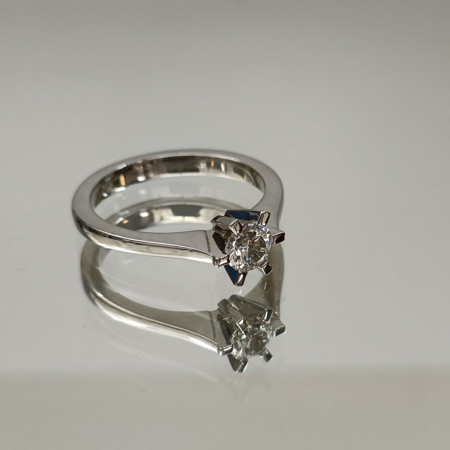 Eksklusiv! Enstens diamantring 0.51ct River VVS1