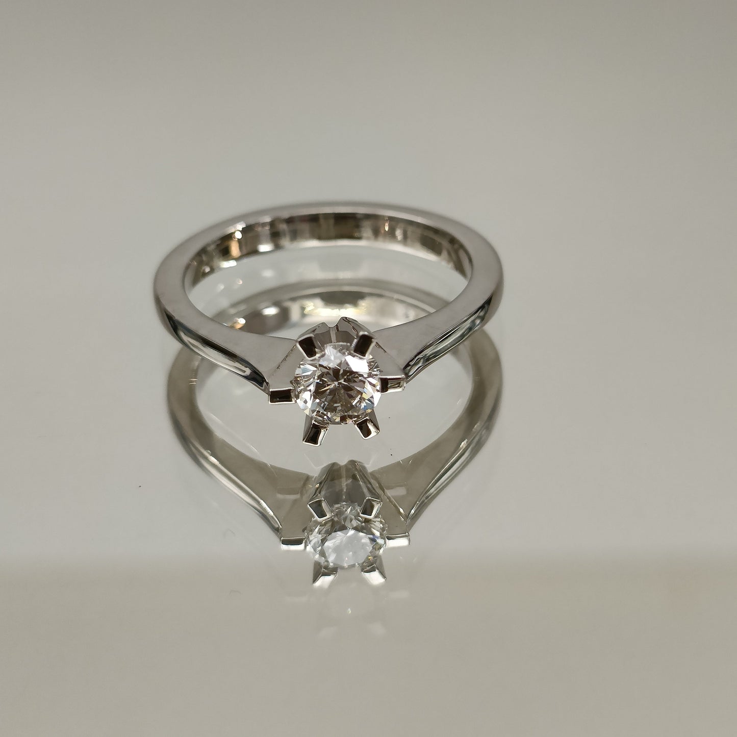 Eksklusiv! Enstens diamantring 0.51ct River VVS1