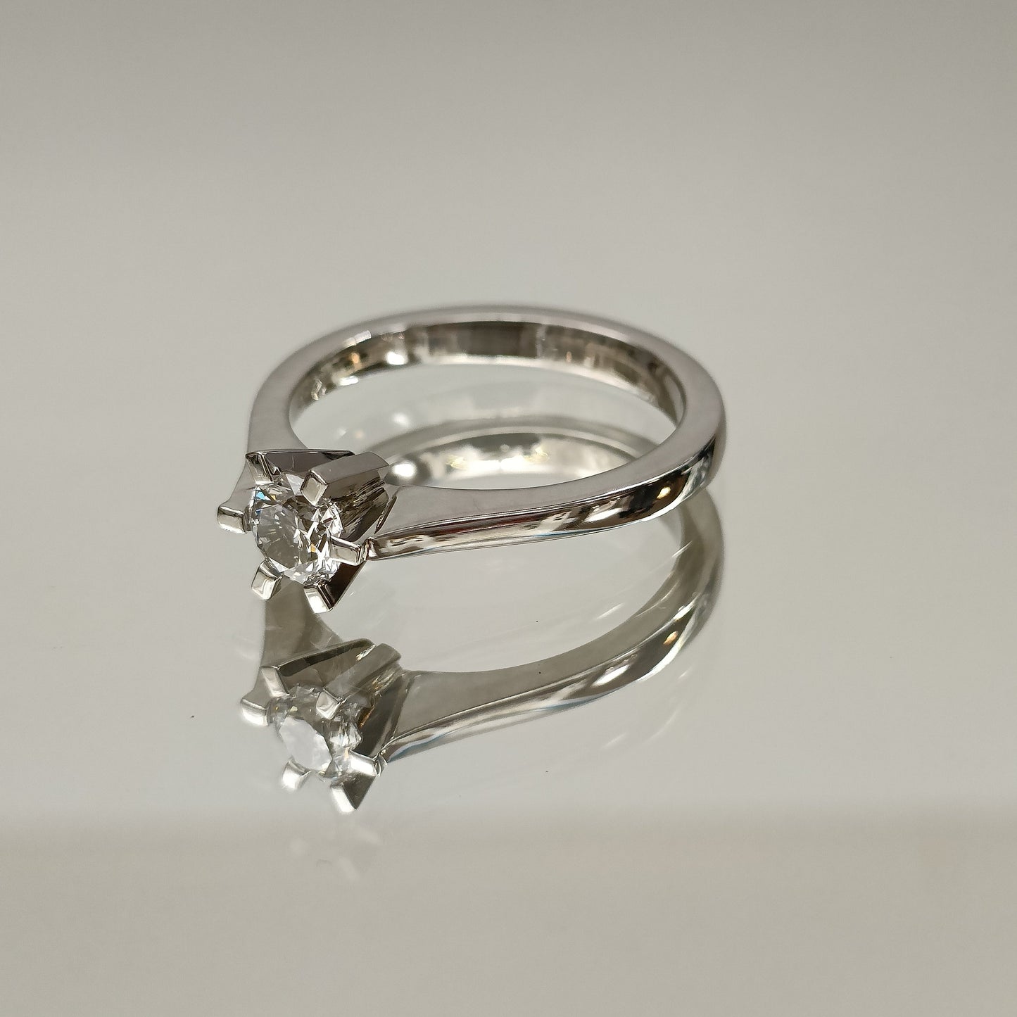 Eksklusiv! Enstens diamantring 0.51ct River VVS1