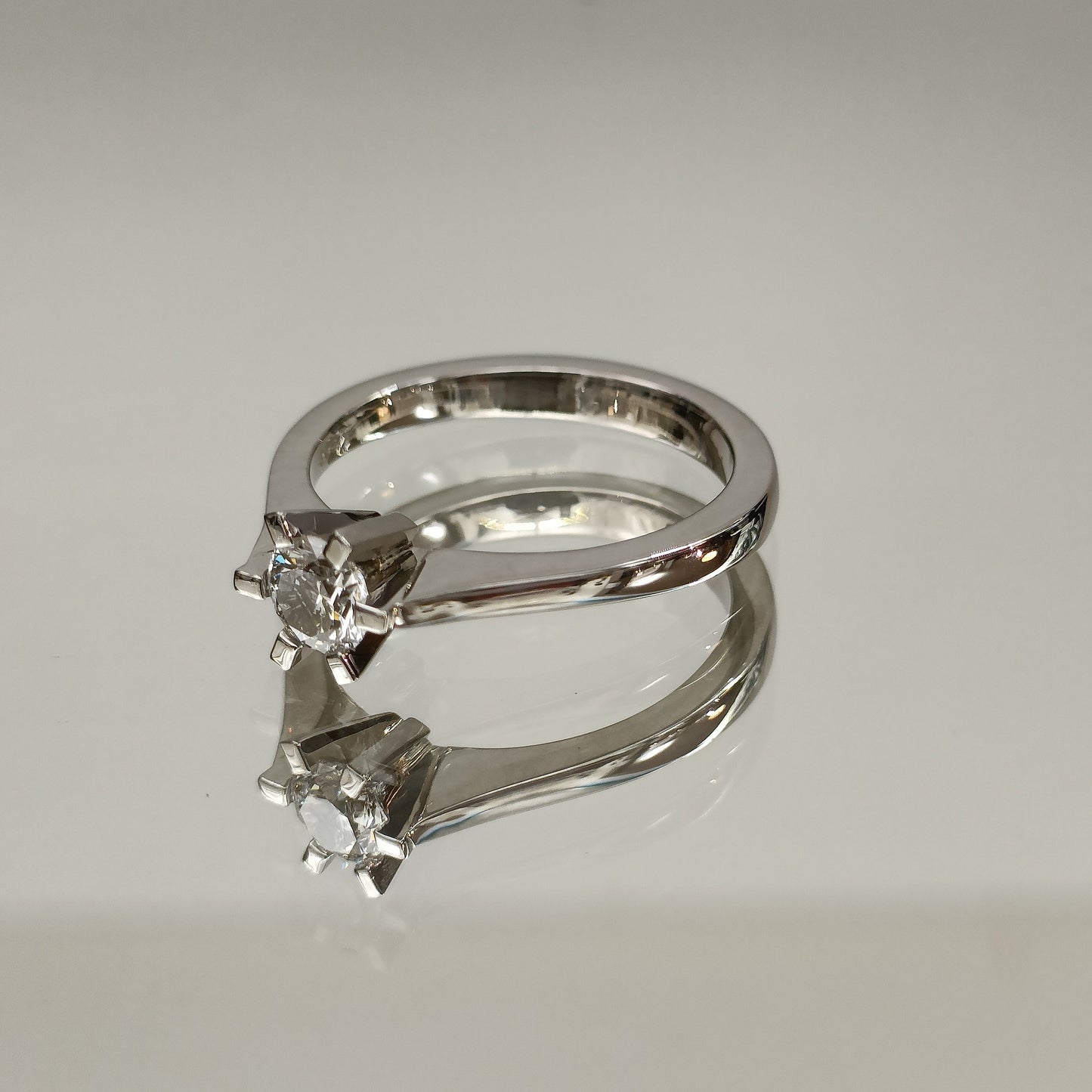 Eksklusiv! Enstens diamantring 0.51ct River VVS1