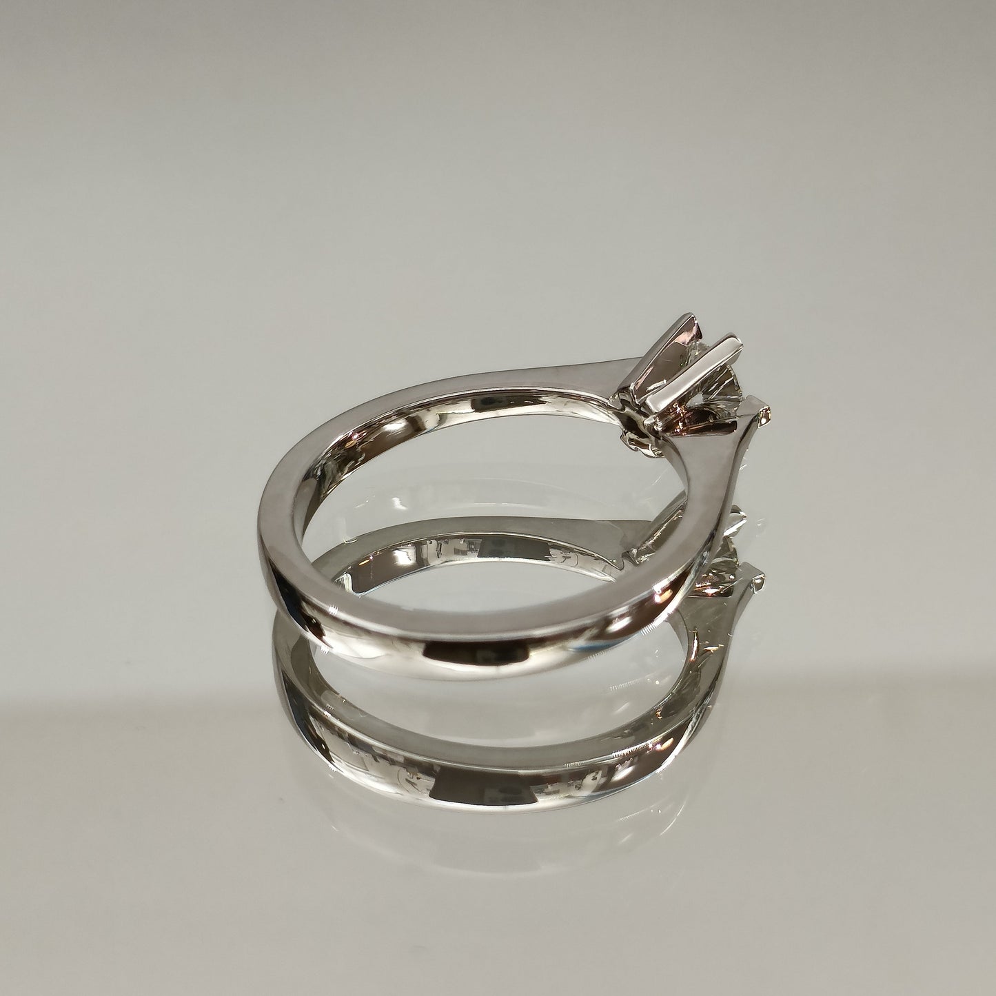 Eksklusiv! Enstens diamantring 0.51ct River VVS1