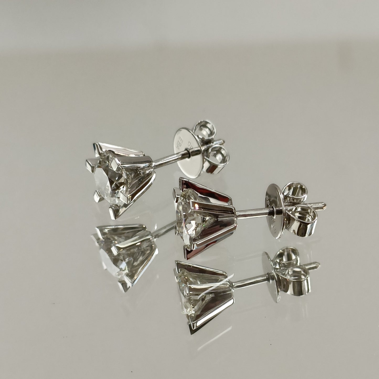 Eksklusiv! Enstensørepynt 2.00ct J VVS2