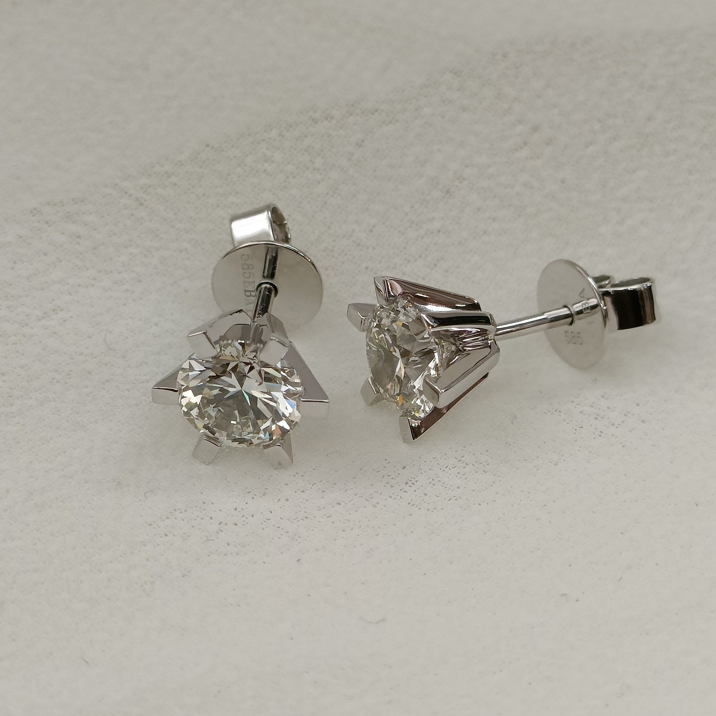 Eksklusiv! Enstensørepynt 2.00ct J VVS2