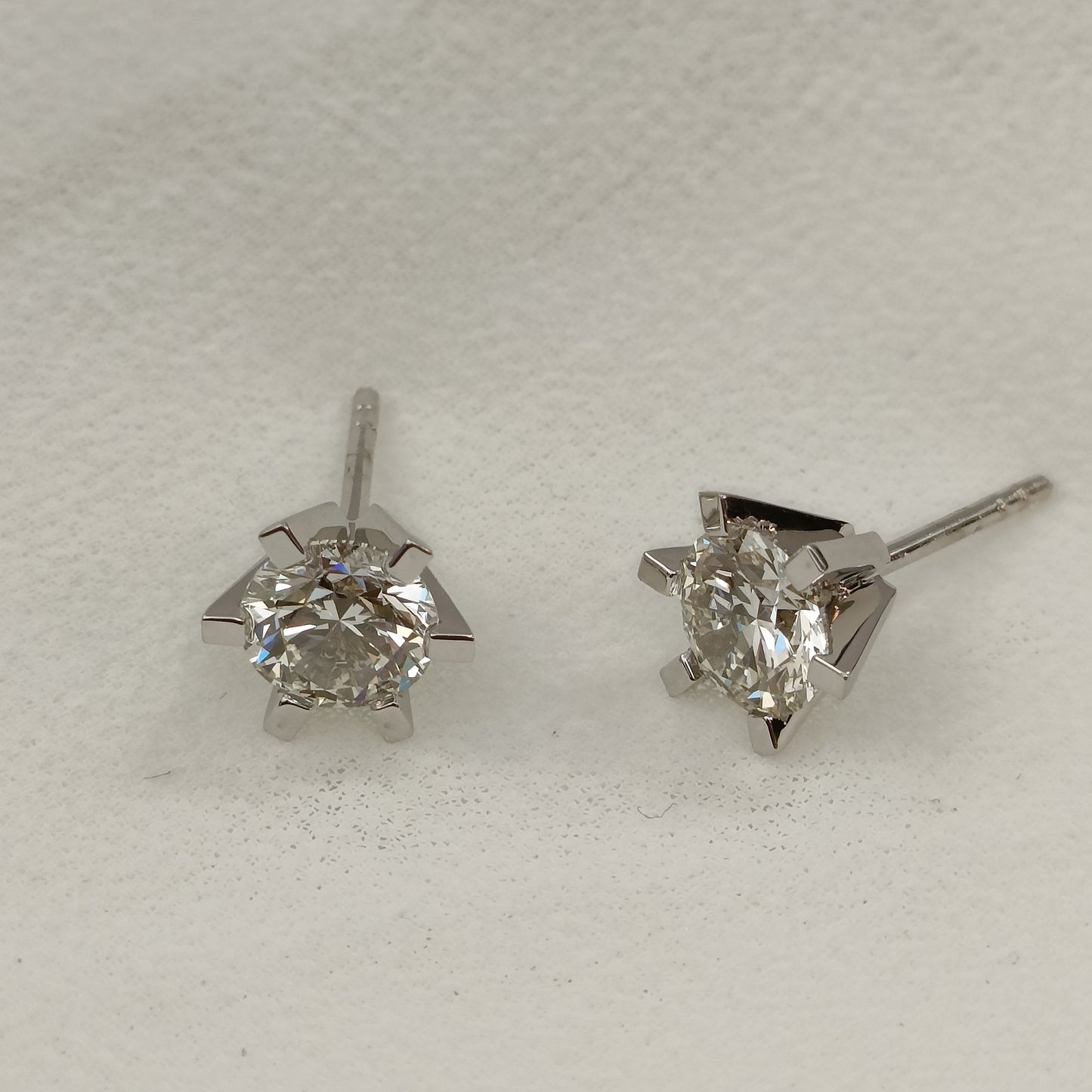 Eksklusiv! Enstensørepynt 2.00ct J VVS2