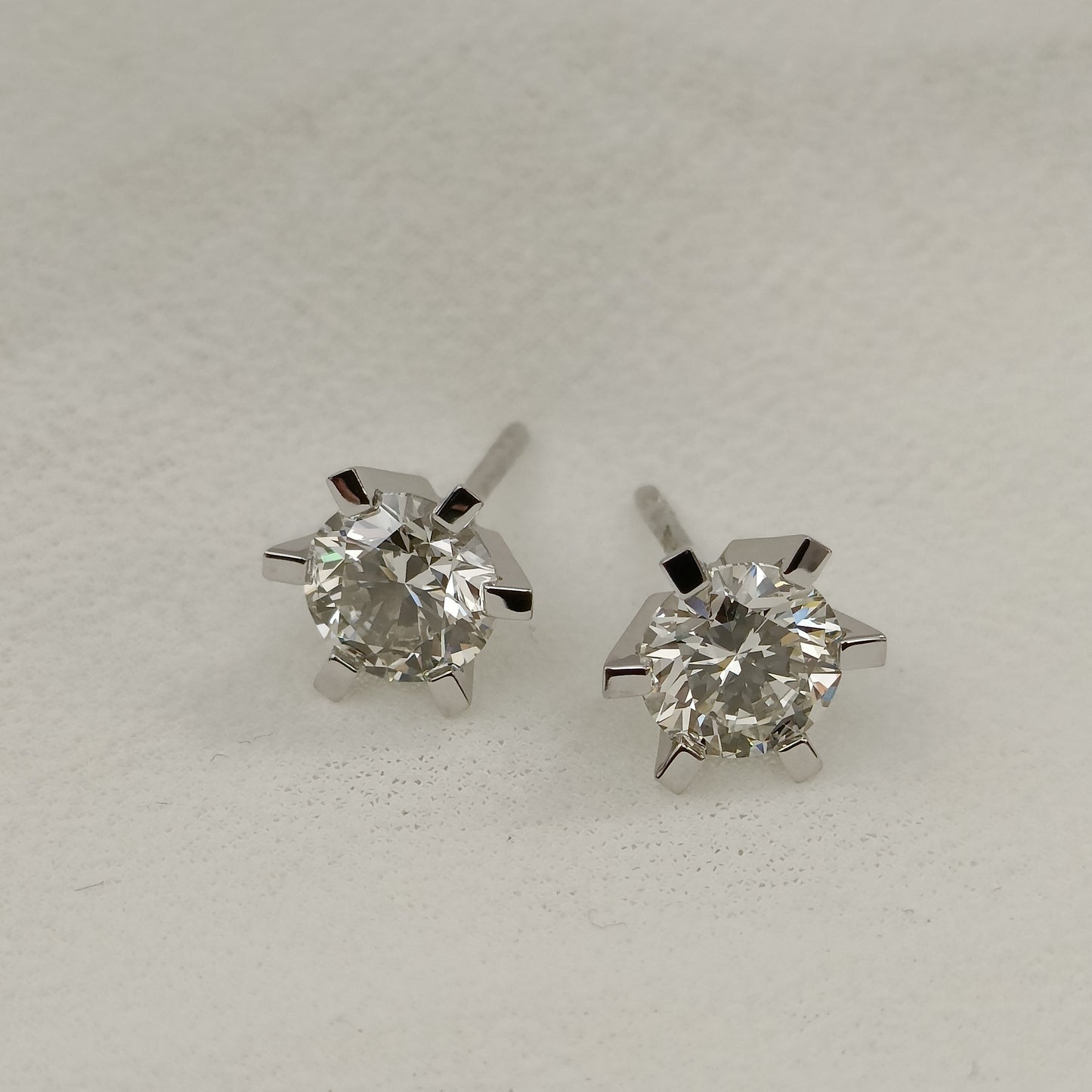 Eksklusiv! Enstensørepynt 2.00ct J VVS2