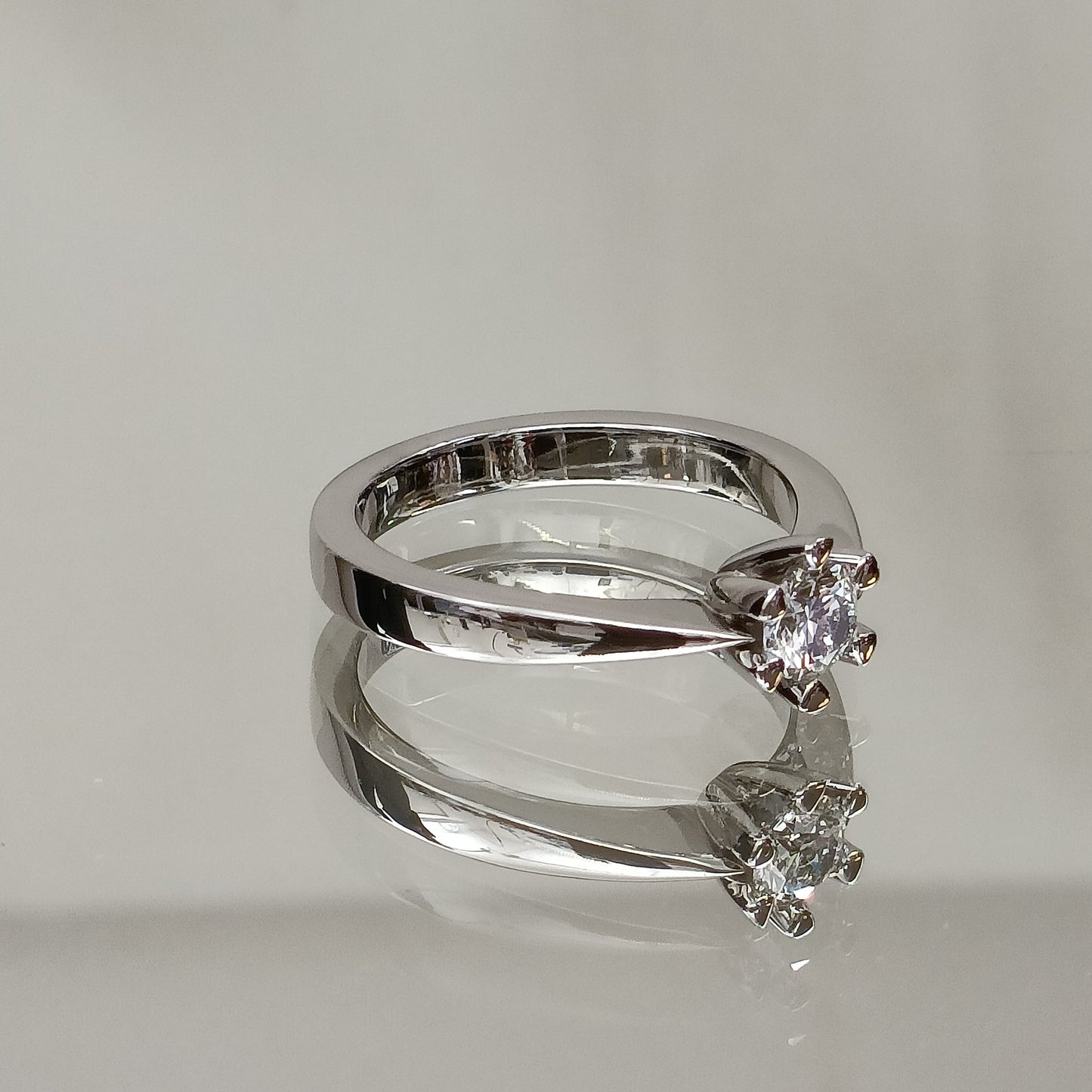 Eksklusiv! Enstens diamantring 0.40ct River VVS