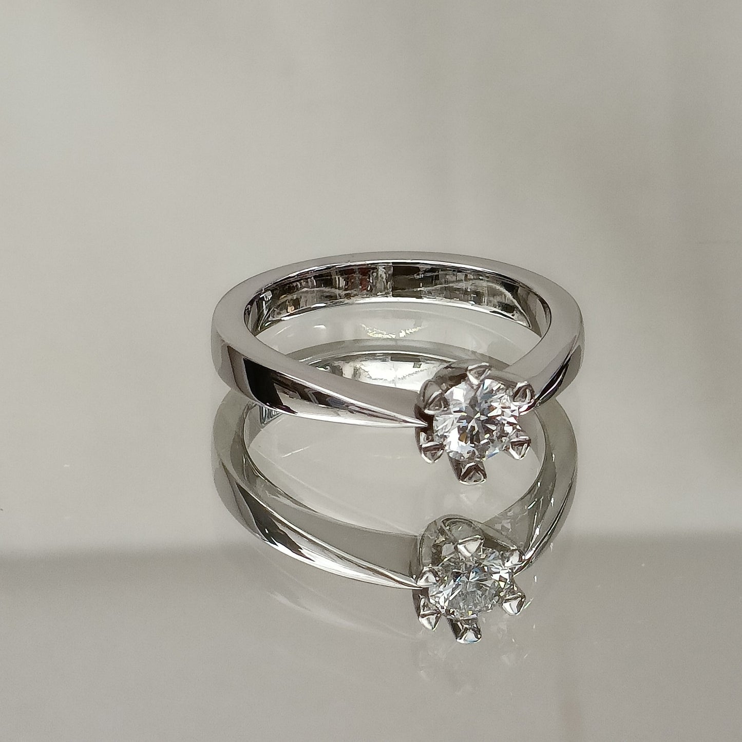 Eksklusiv! Enstens diamantring 0.40ct River VVS