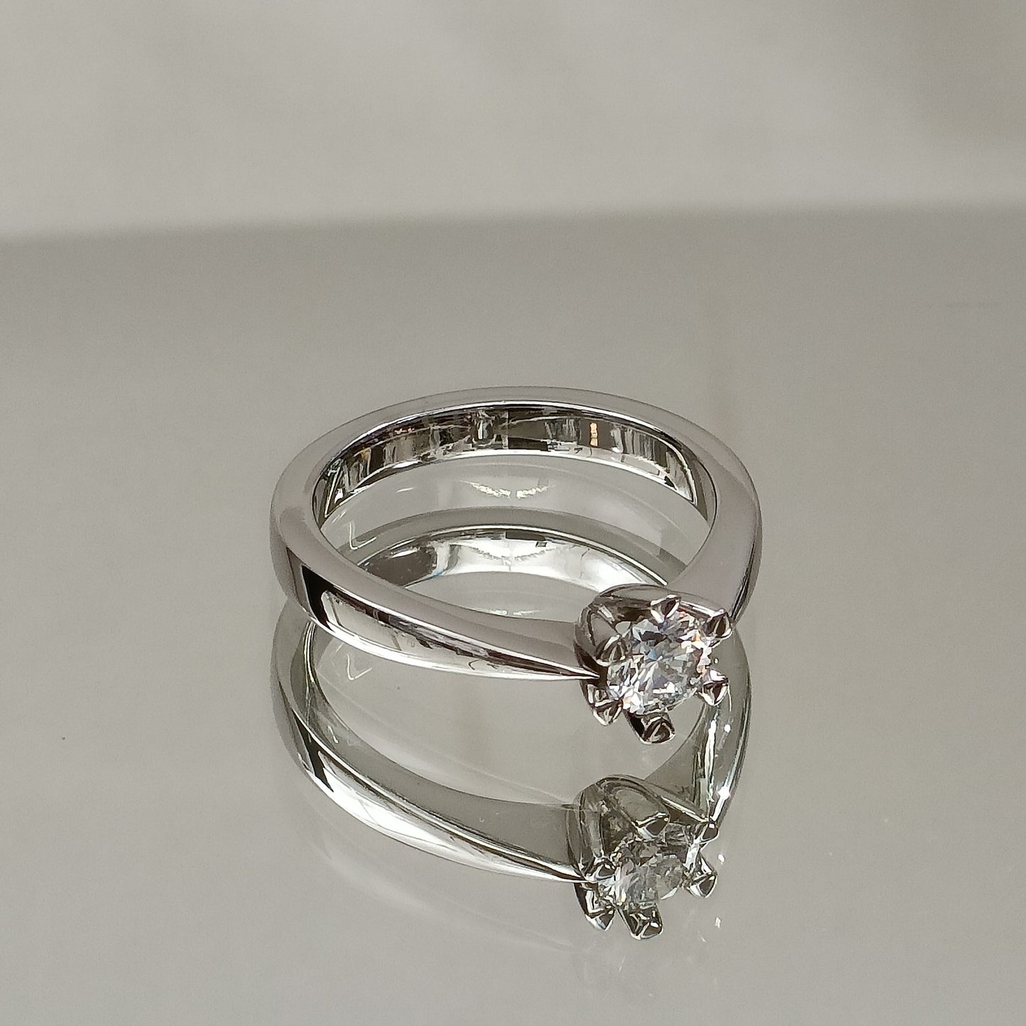 Eksklusiv! Enstens diamantring 0.40ct River VVS