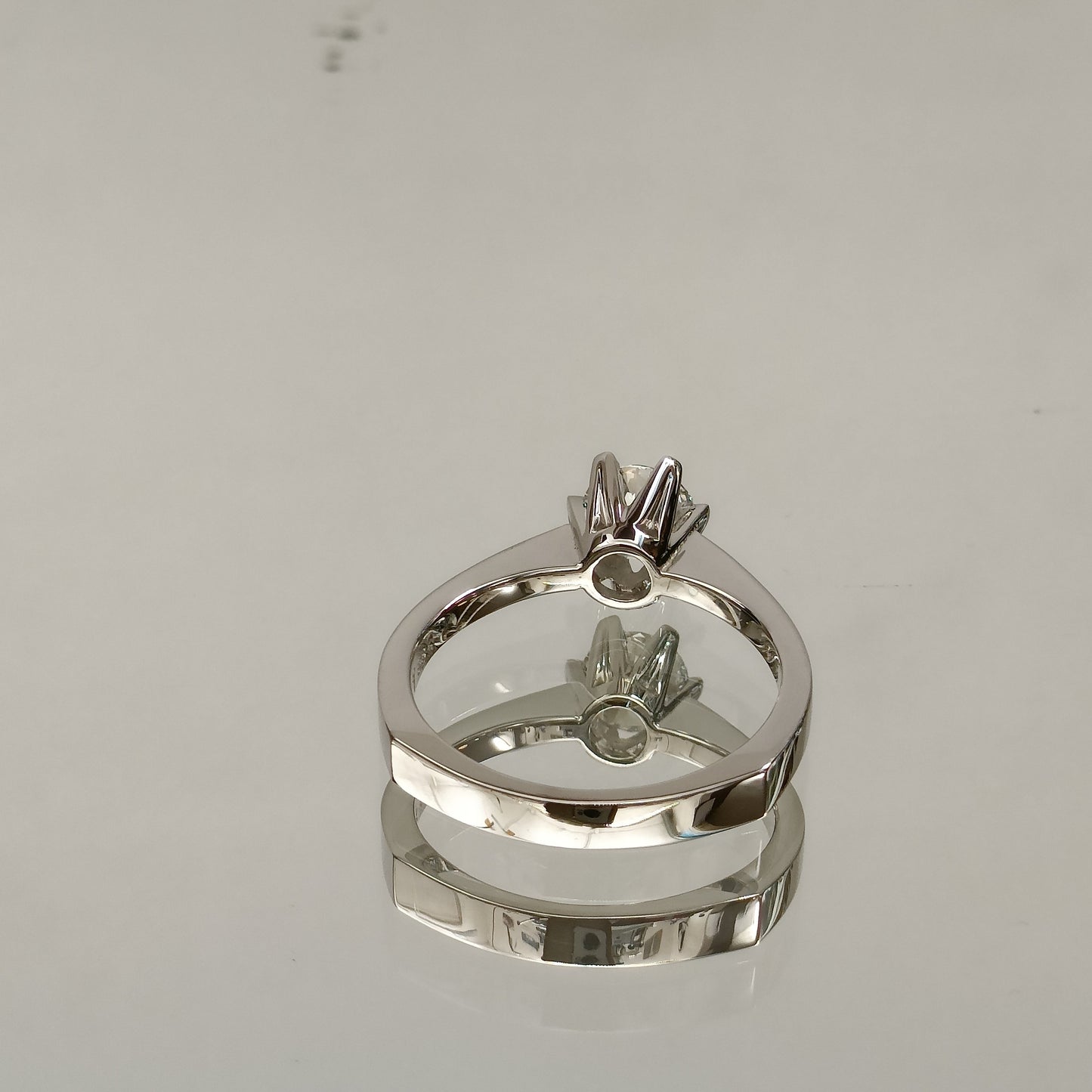 Eksklusiv! Enstens diamantring 0.80t River VVS1