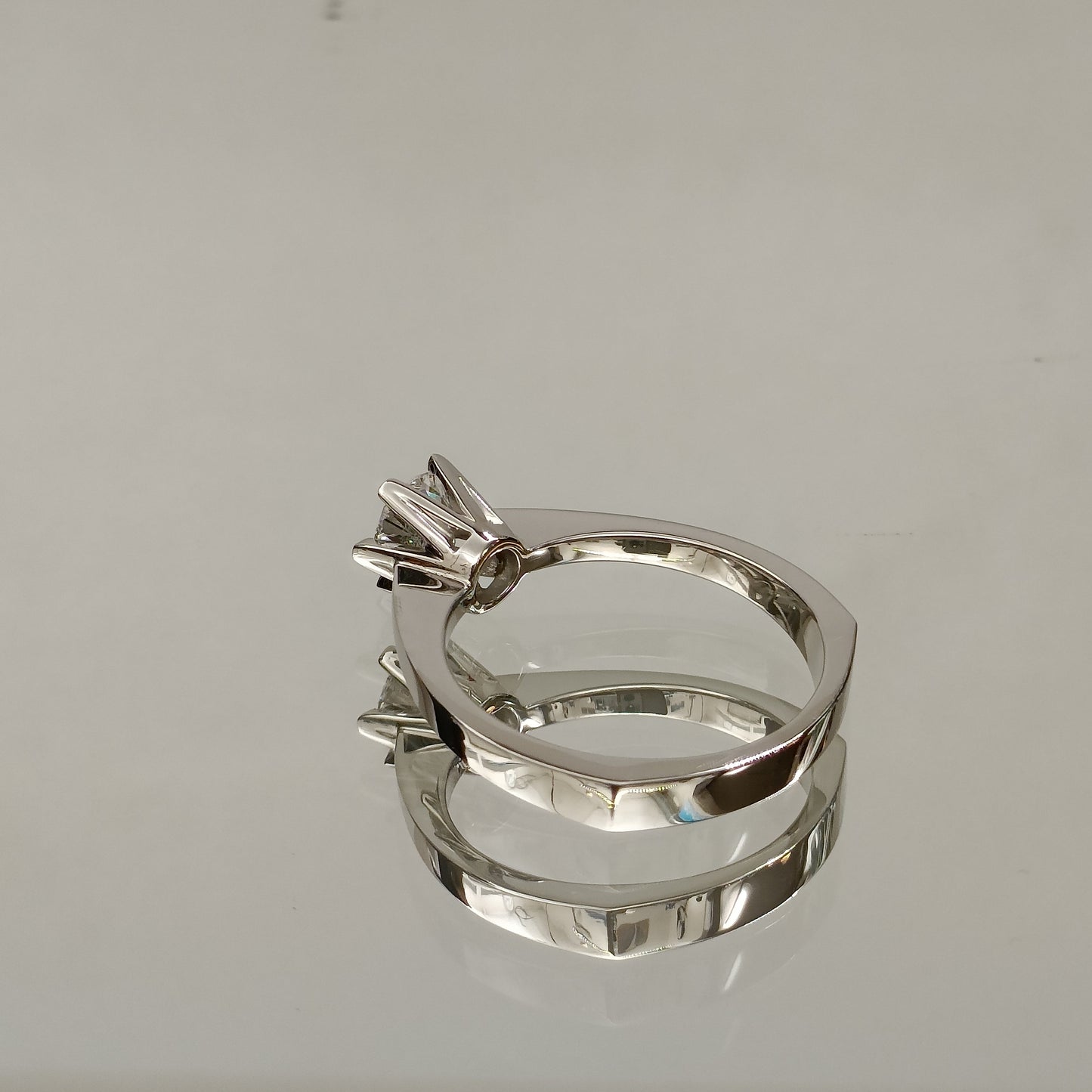 Eksklusiv! Enstens diamantring 0.80t River VVS1