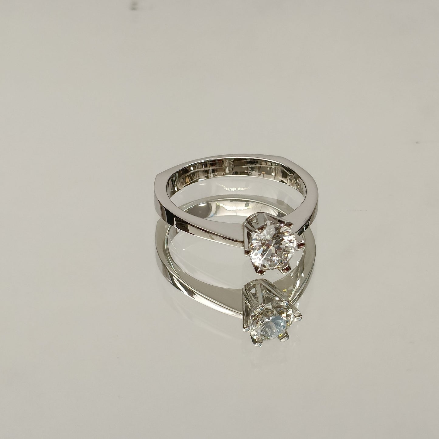 Eksklusiv! Enstens diamantring 0.80t River VVS1