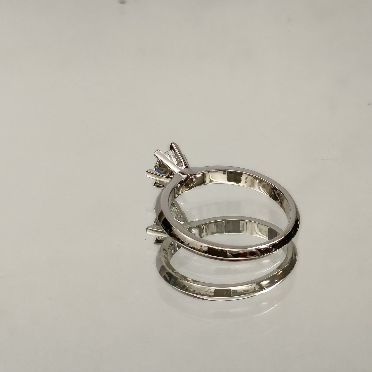 Eksklusiv! Enstens diamantring 0.65ct River VVS1