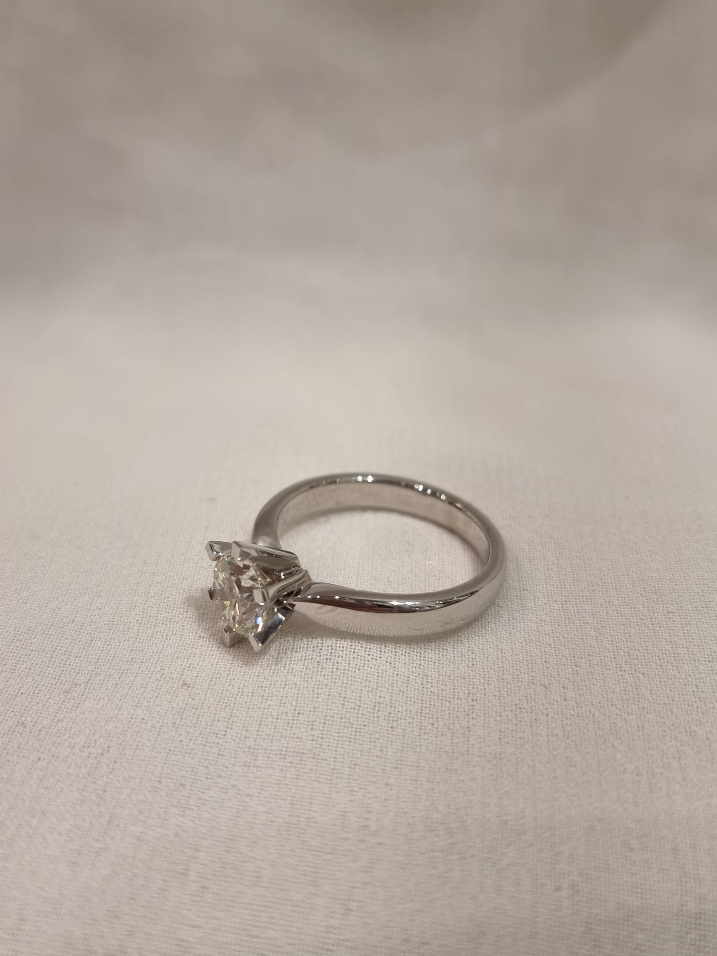 EKSKLUSIV! Enstens diamantring 1.50ct K VS1